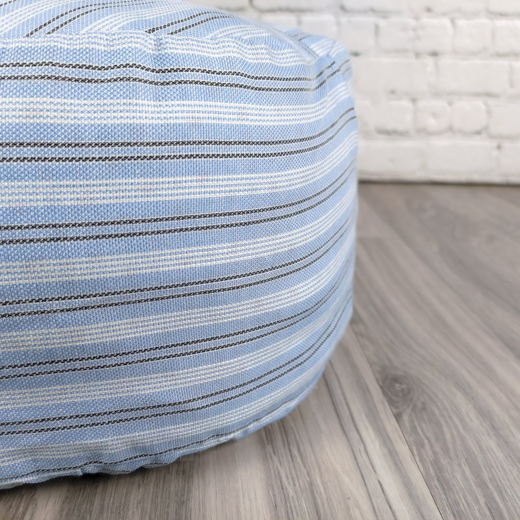 Cuscino zafu a ruota turiya in tessuto a righe blu per supporto lombare e comfort durante la meditazione