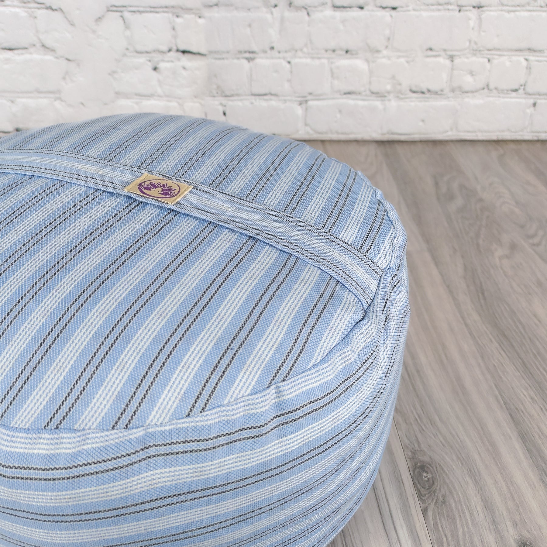 Cuscino zafu a ruota turiya in tessuto blu a righe, ideale per il supporto lombare e la meditazione