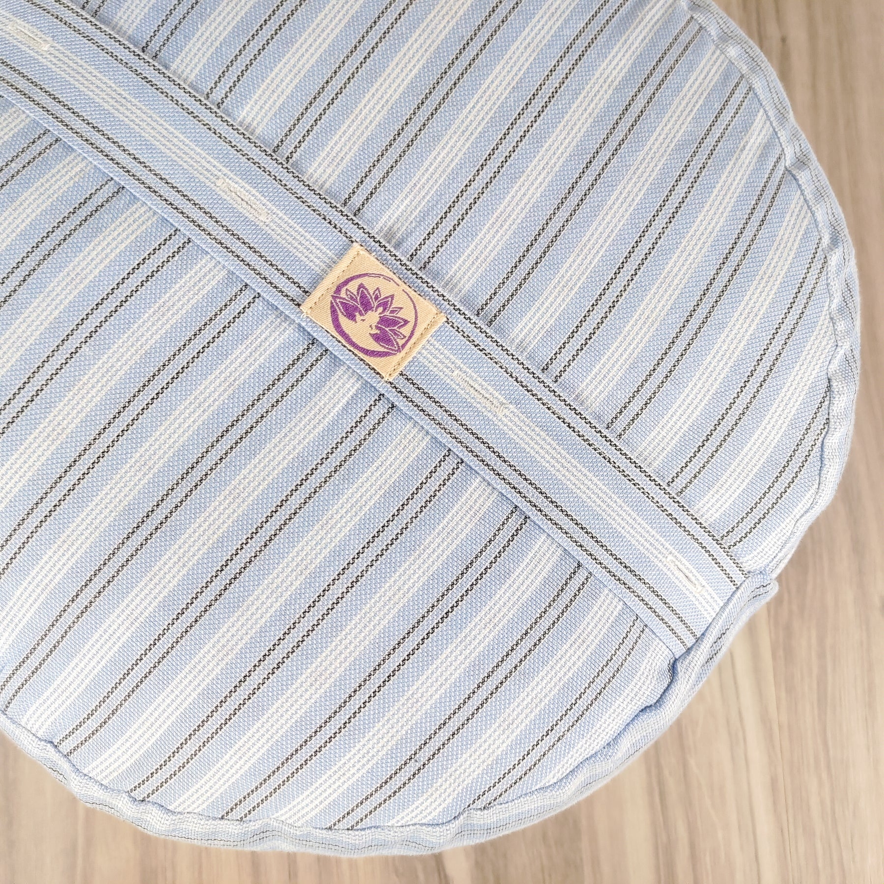 Cuscino zafu a ruota turiya con motivo a righe e logo Shop Zen, ideale per supporto lombare