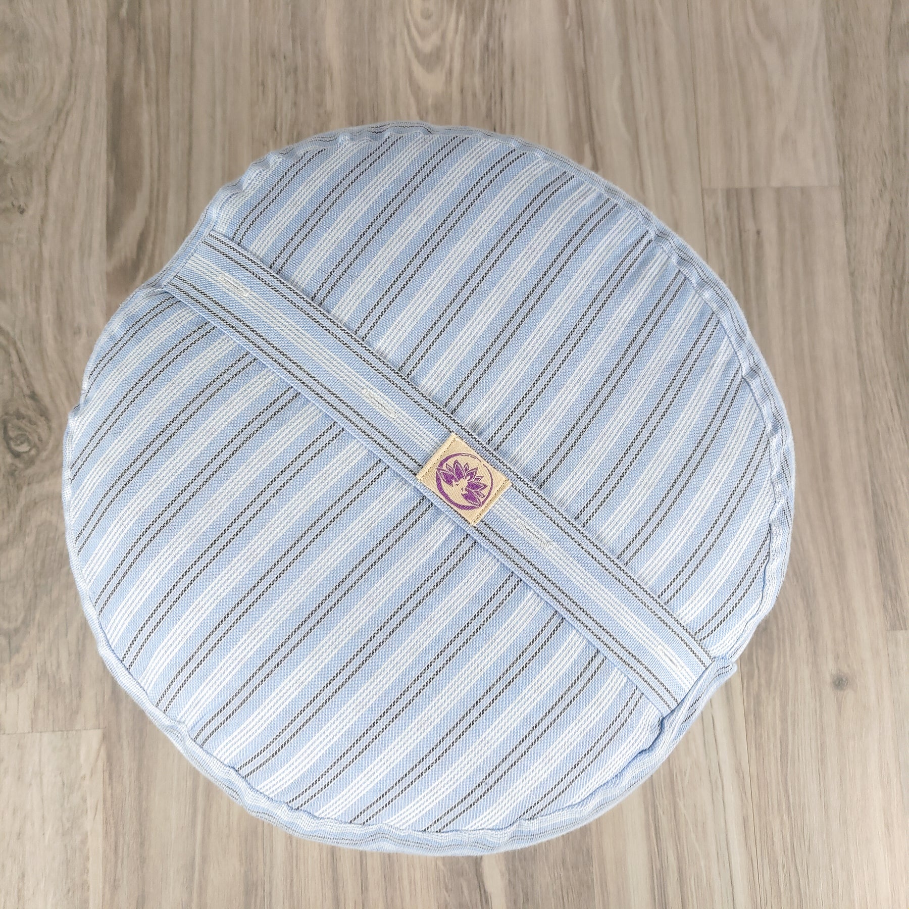 Cuscino zafu a ruota turiya con motivo a righe blu, ideale per il supporto lombare e della schiena