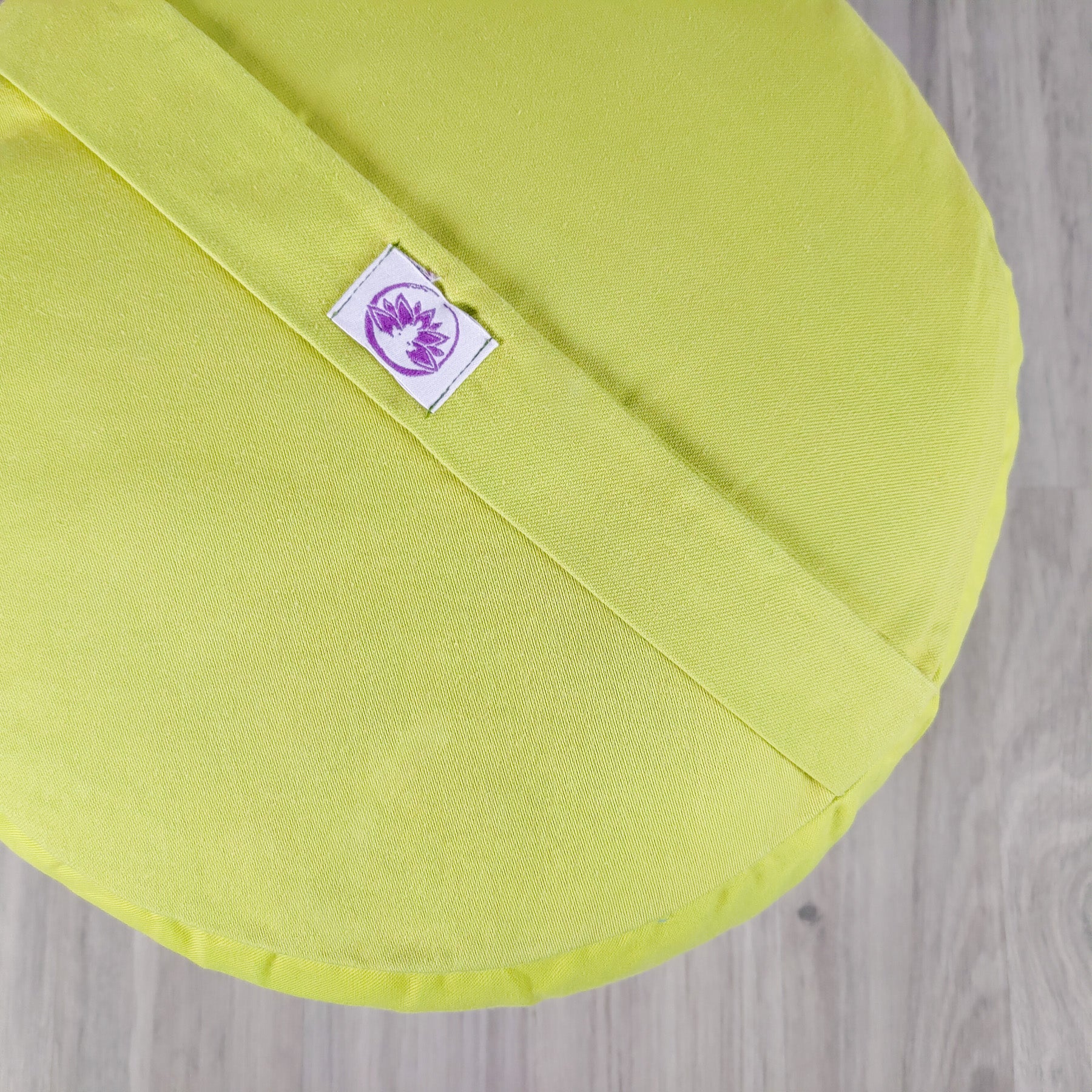 Cuscino zafu a ruota verde lime di Shop Zen, ideale per il supporto lombare e per schiena