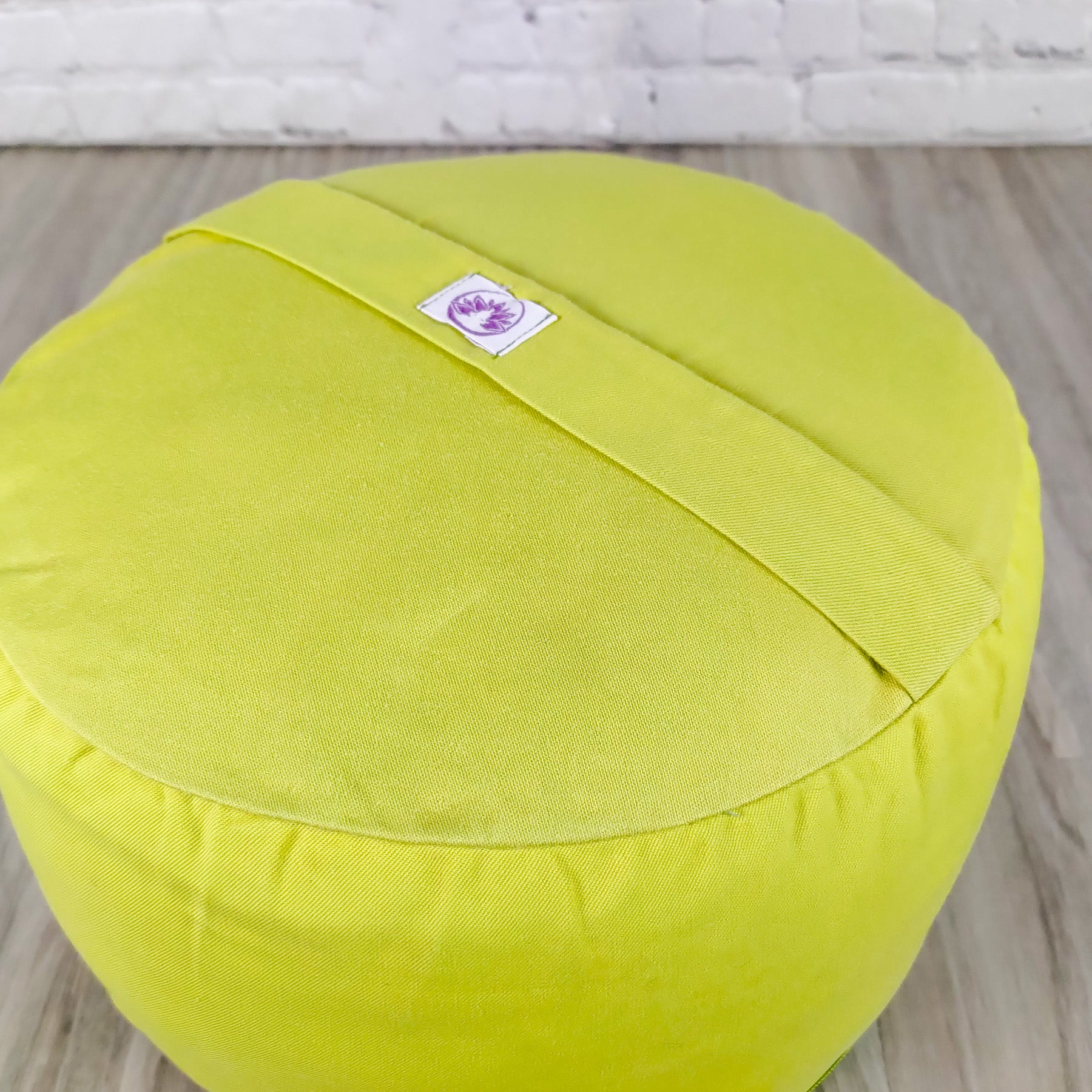 Cuscino zafu a ruota verde lime ideale per supporto lombare e comfort durante la meditazione