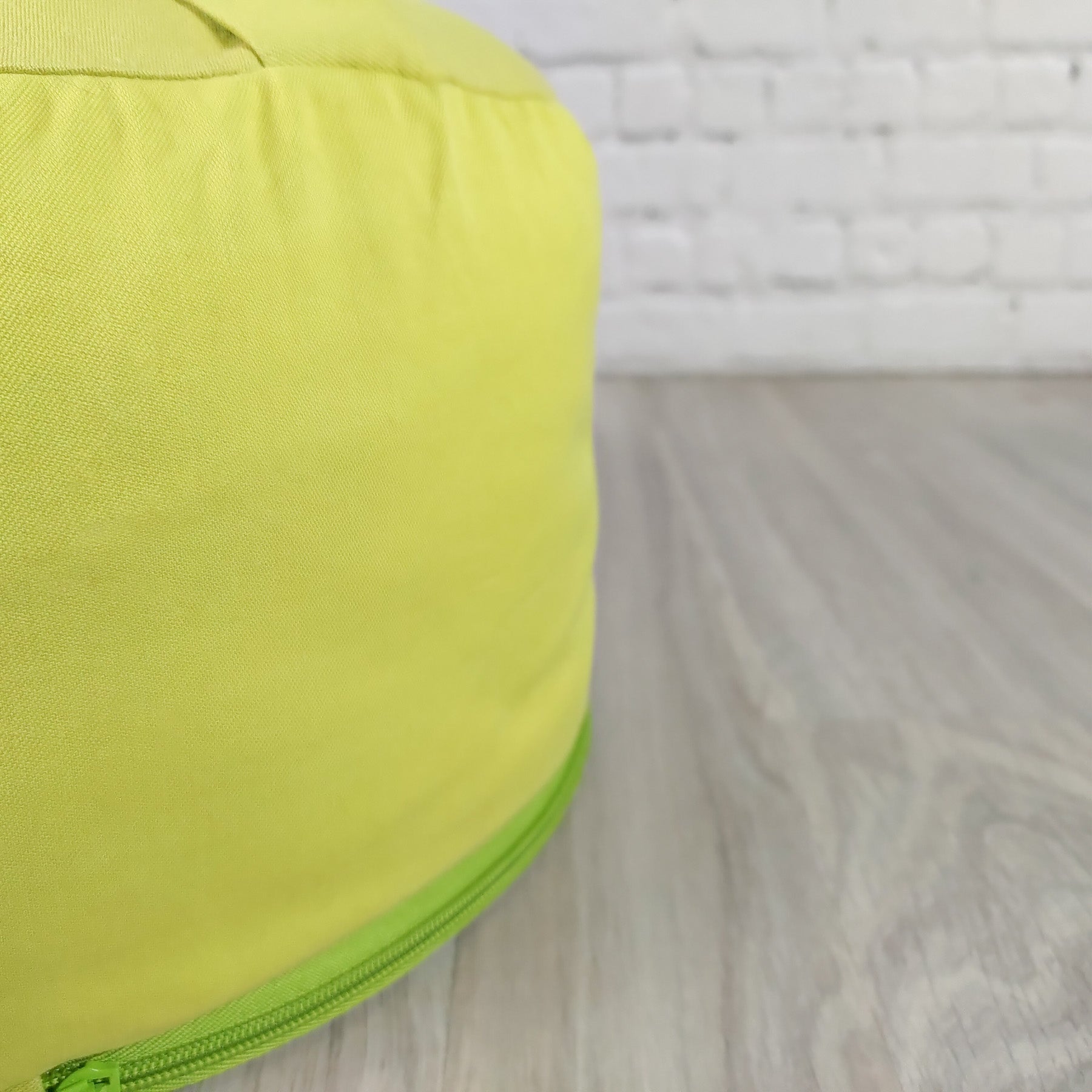Cuscino zafu a ruota verde lime con copertura morbida e zip per comfort e supporto