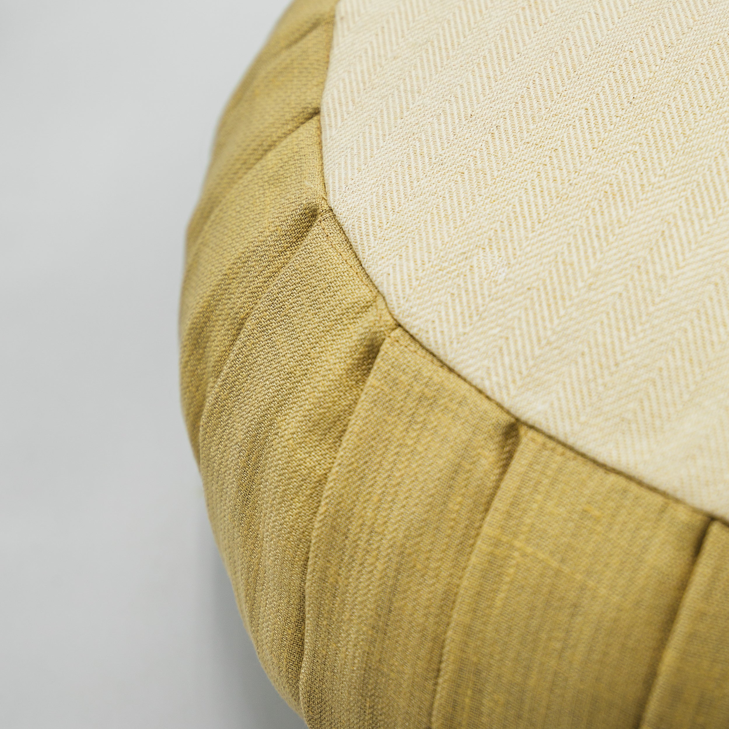 Cuscino zafu classici naturale chiaro con design elegante e tessuto morbido per supporto lombare