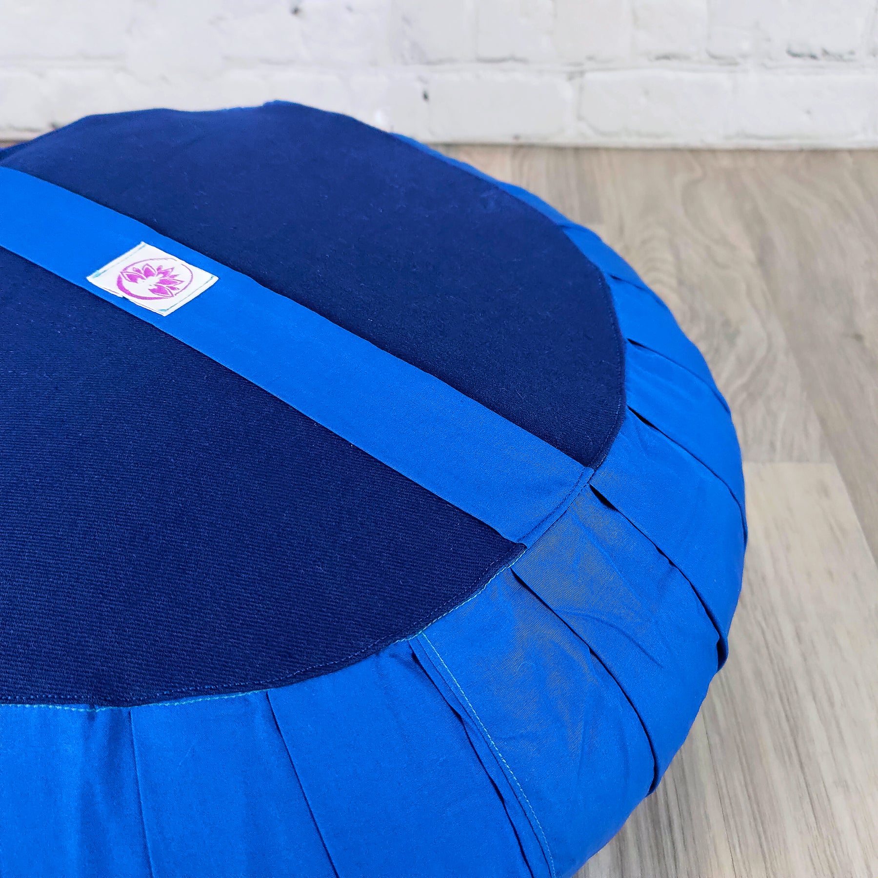 Cuscino zafu classico blu di Shop Zen, ideale per supporto lombare e comfort durante la meditazione