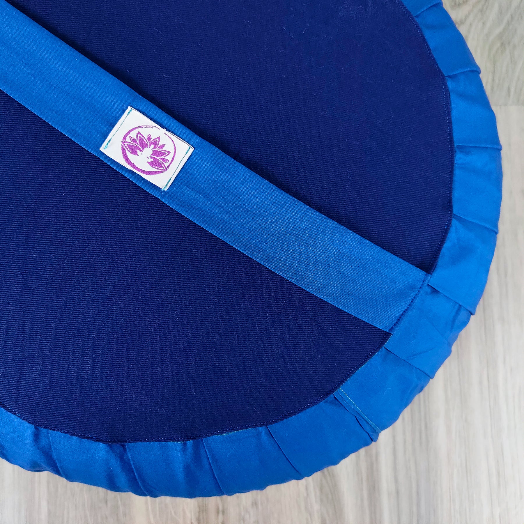 Cuscino zafu classico blu con bordo rinforzato per supporto lombare e comfort durante la meditazione