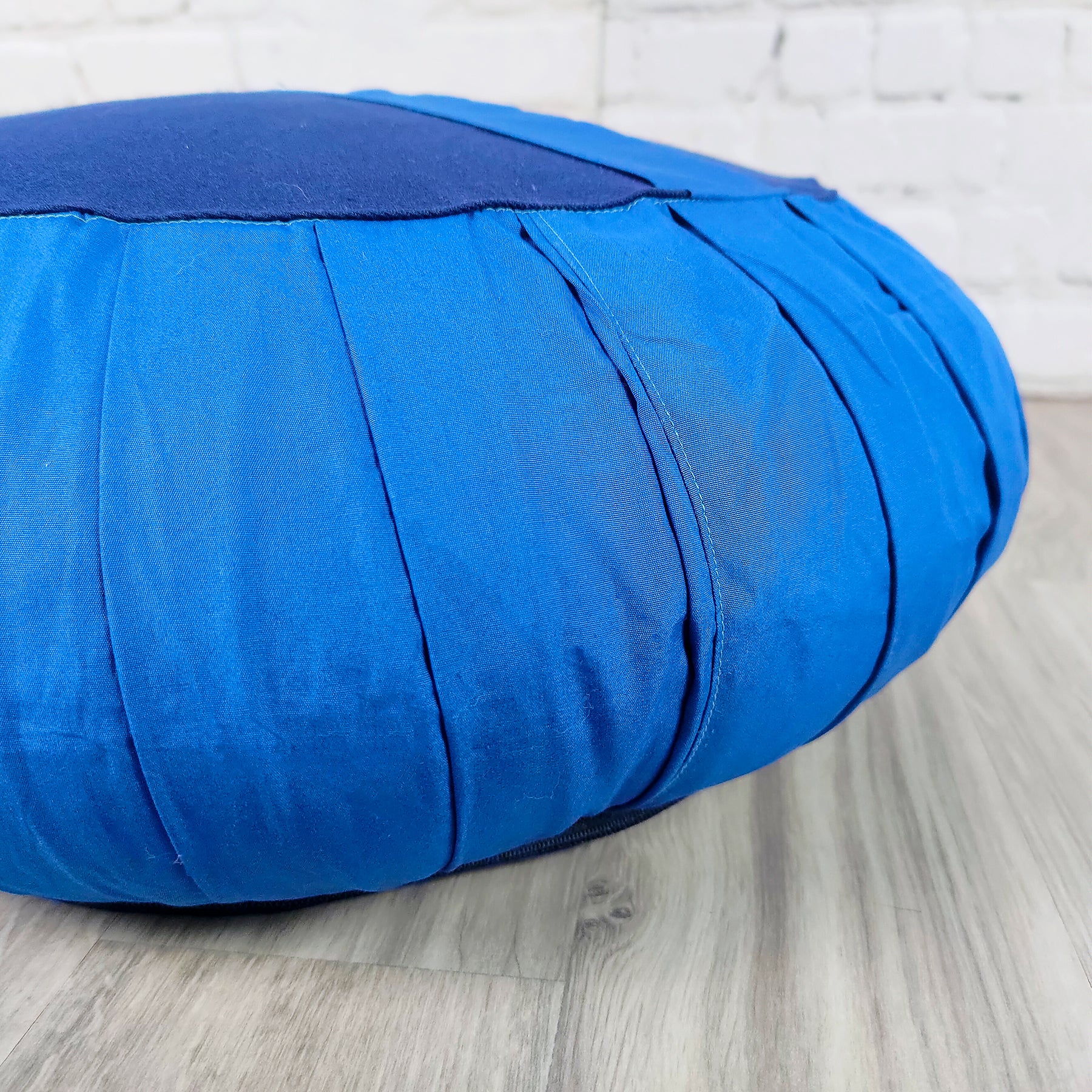 Cuscino zafu classico blu con design arrotondato per supporto lombare e comfort sulla schiena