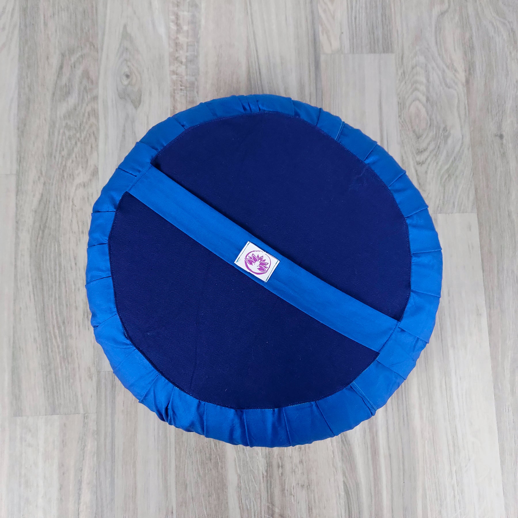 Cuscino zafu classico blu di Shop Zen, ideale per pratiche di meditazione e supporto lombare.