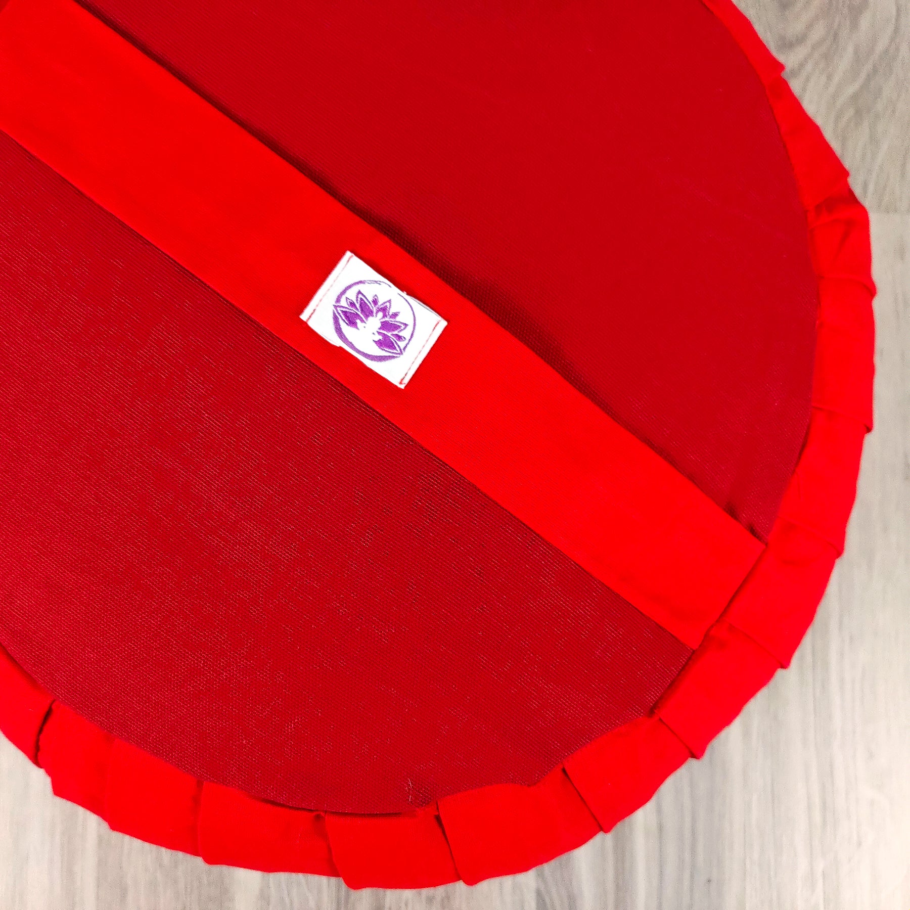 Cuscino Zafu Classico rosso di Shop Zen, ideale per il supporto lombare e il comfort durante la meditazione