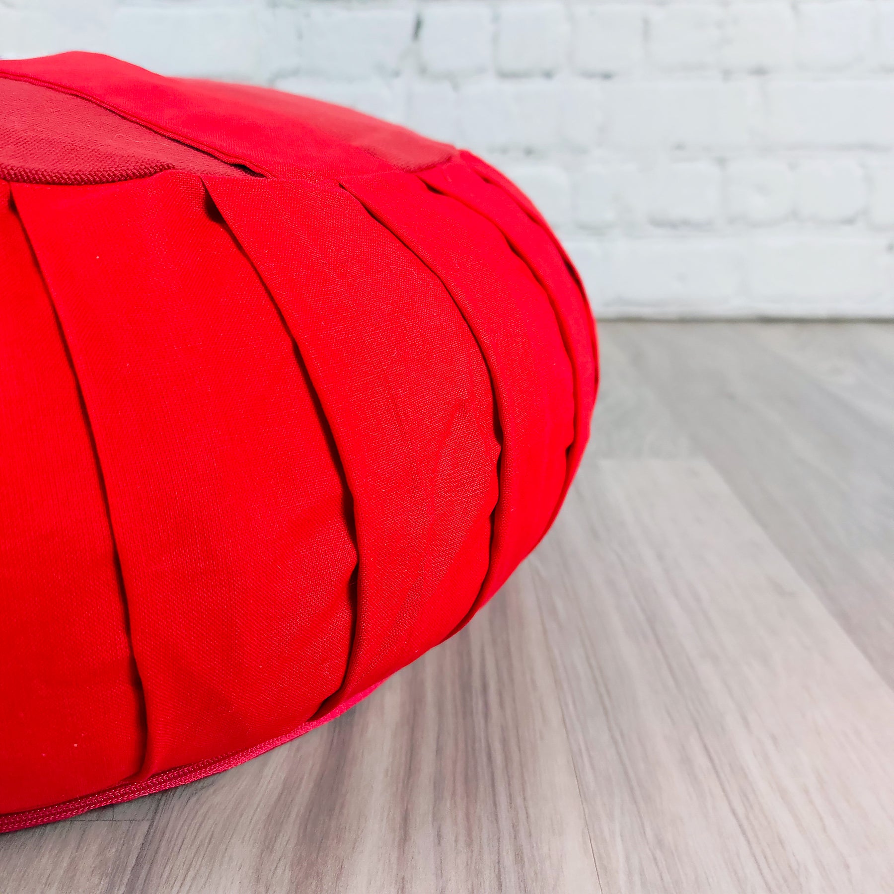 Cuscino Zafu Classico rosso da Shop Zen con design ergonomico per il supporto lombare