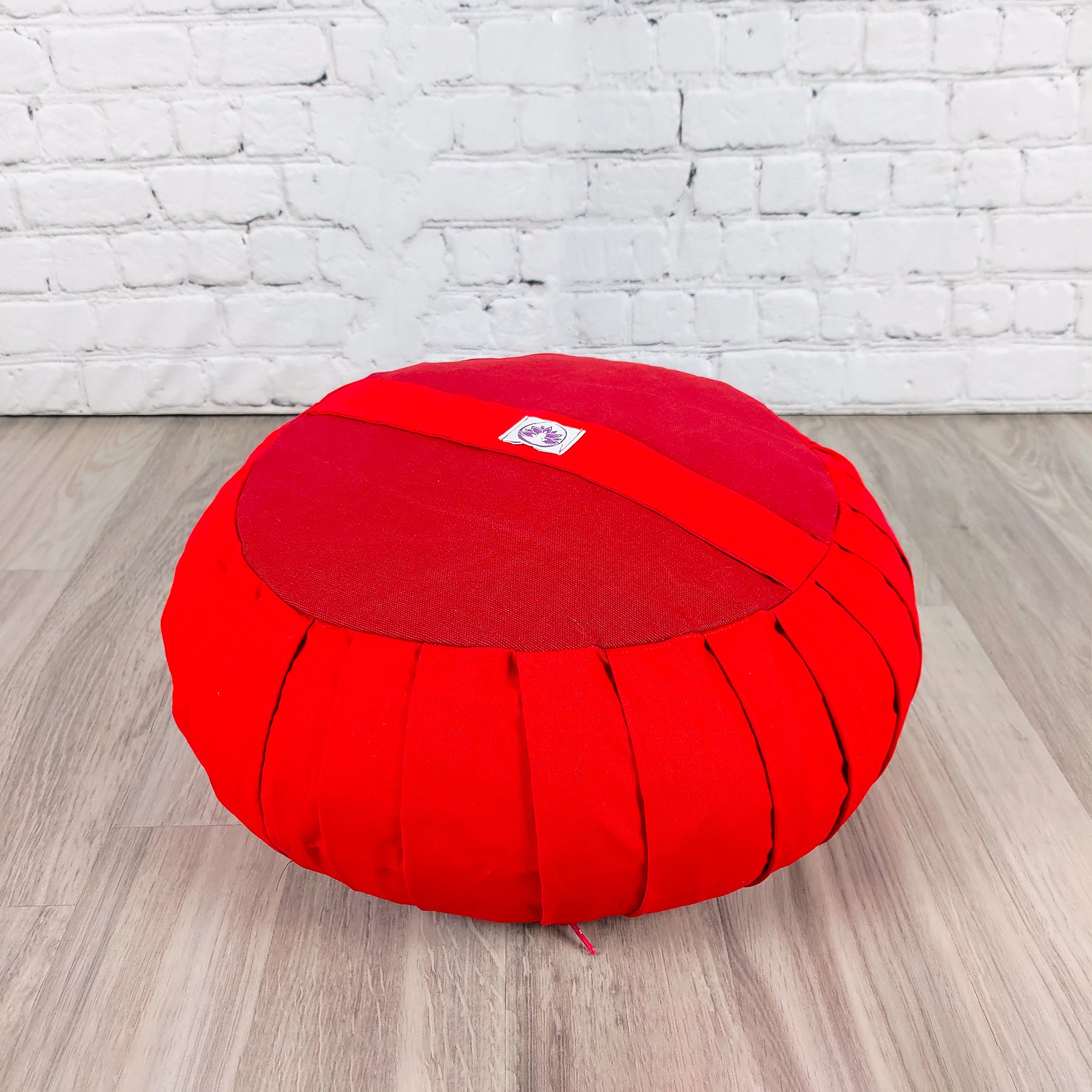 Cuscino Zafu Classico rosso in cotone con forma rotonda per supporto lombare e comfort nella meditazione