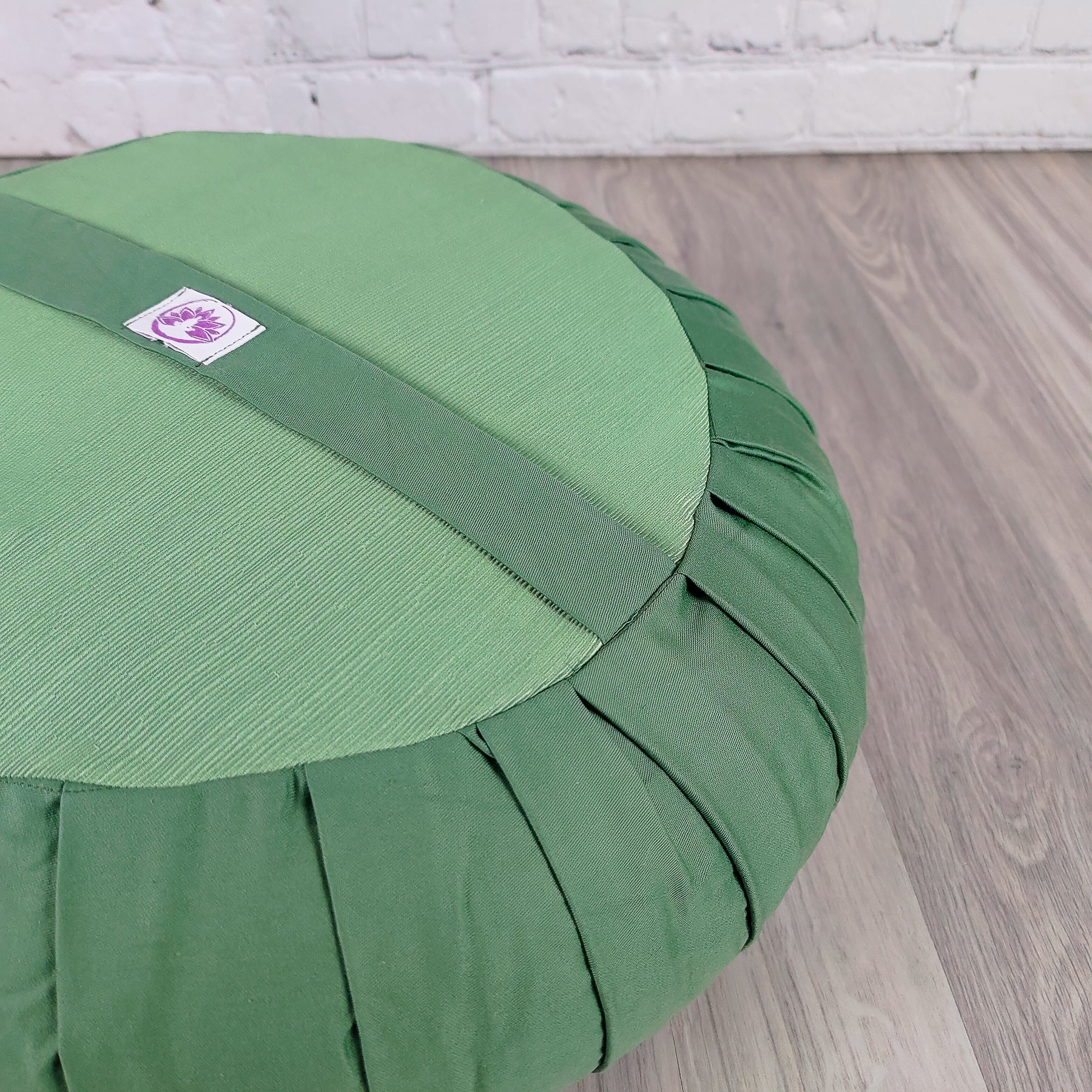 Cuscino zafu classico verde con design elegante per supporto lombare e comfort durante lo yoga