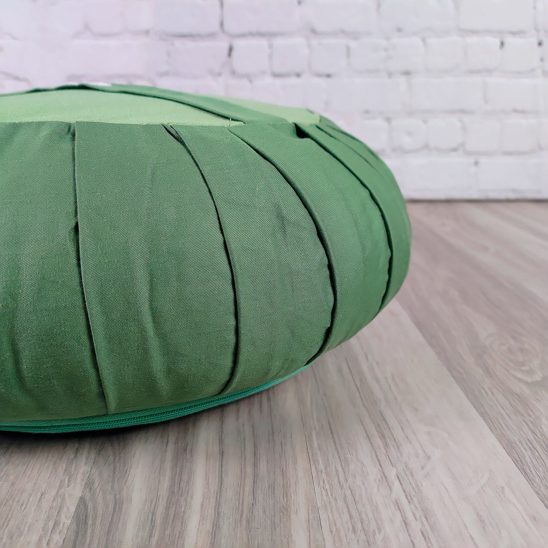 Cuscino zafu classico verde per supporto lombare e comfort durante la meditazione