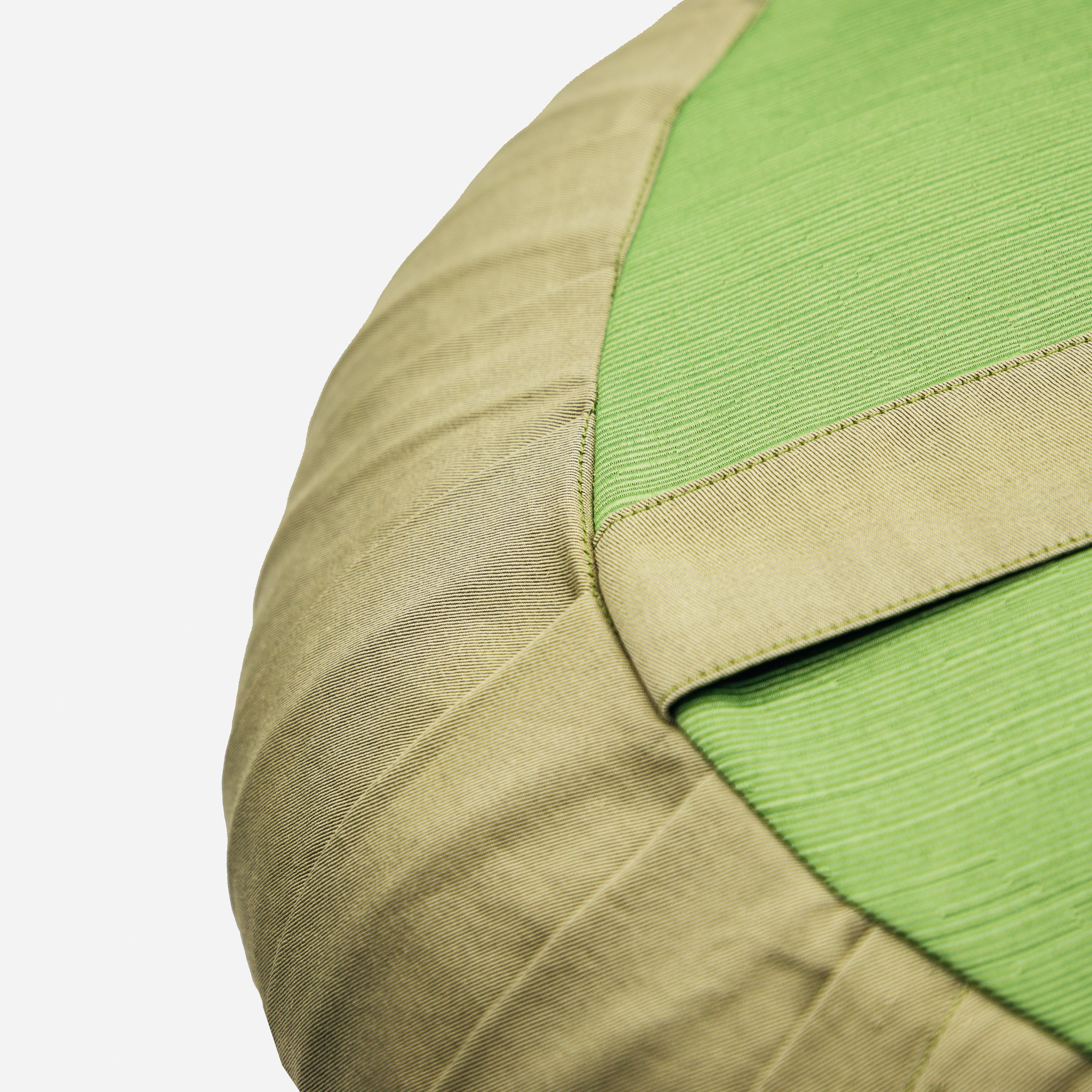 Cuscino zafu classico verde con rivestimento morbido e sostegno lombare ideale per meditazione