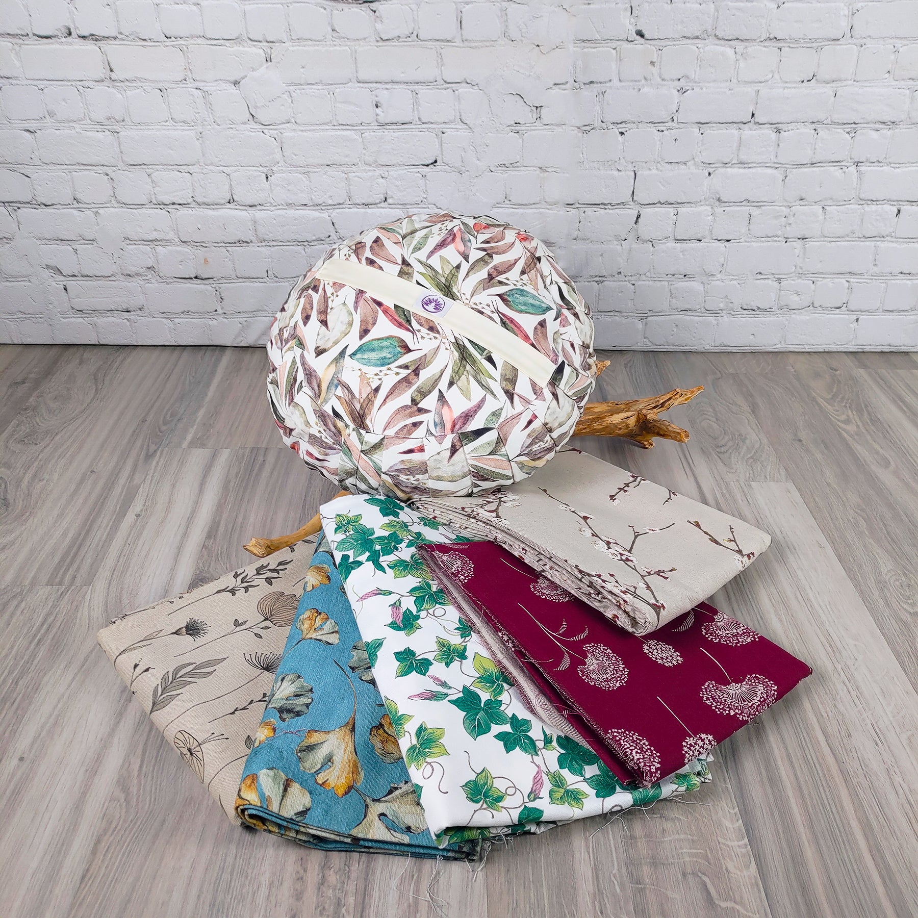 Cuscino zafu personalizzato con vari rivestimenti e design floreali, ideale per supporto lombare