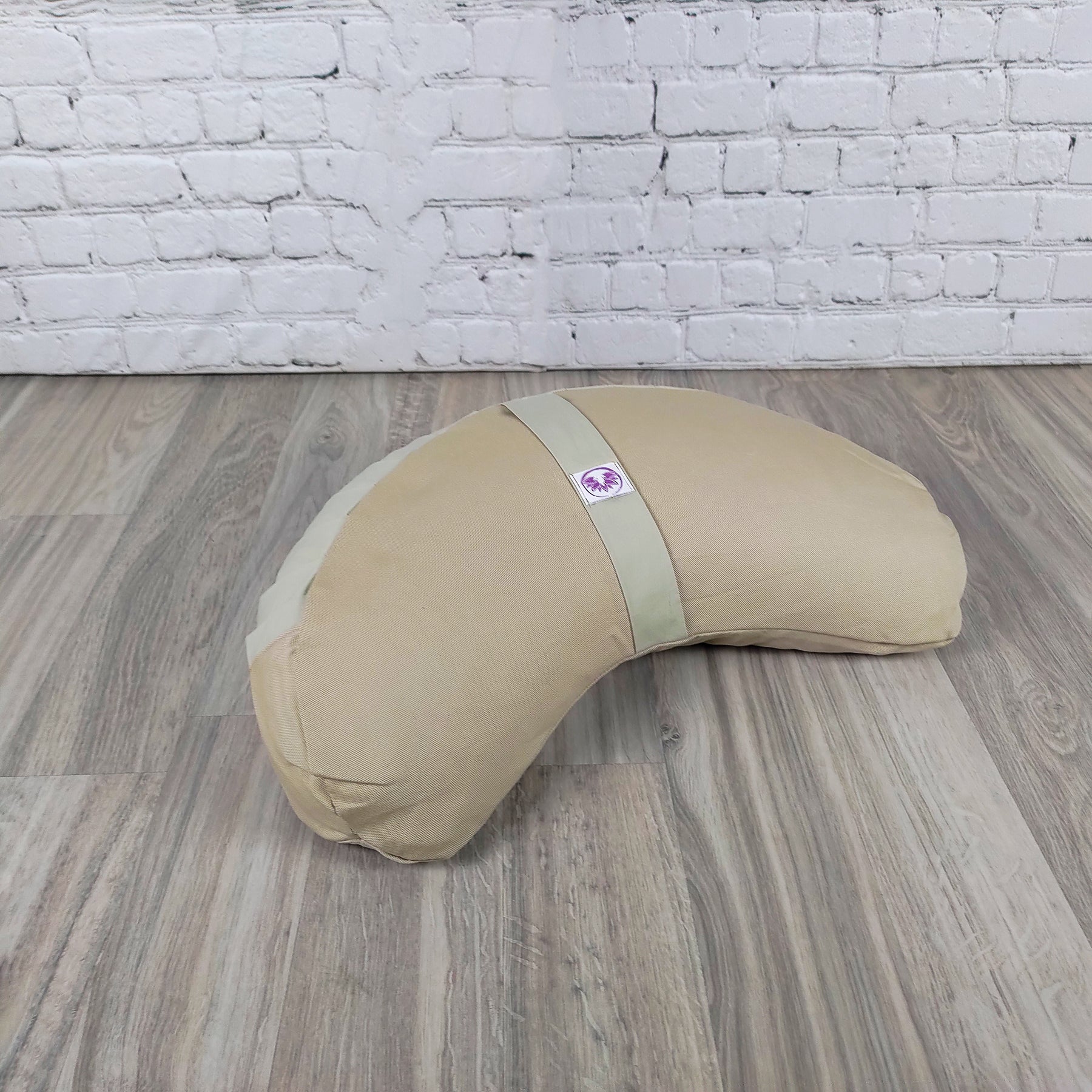Cuscino Zafu a Mezzaluna naturale chiaro per supporto lombare e comfort durante la meditazione