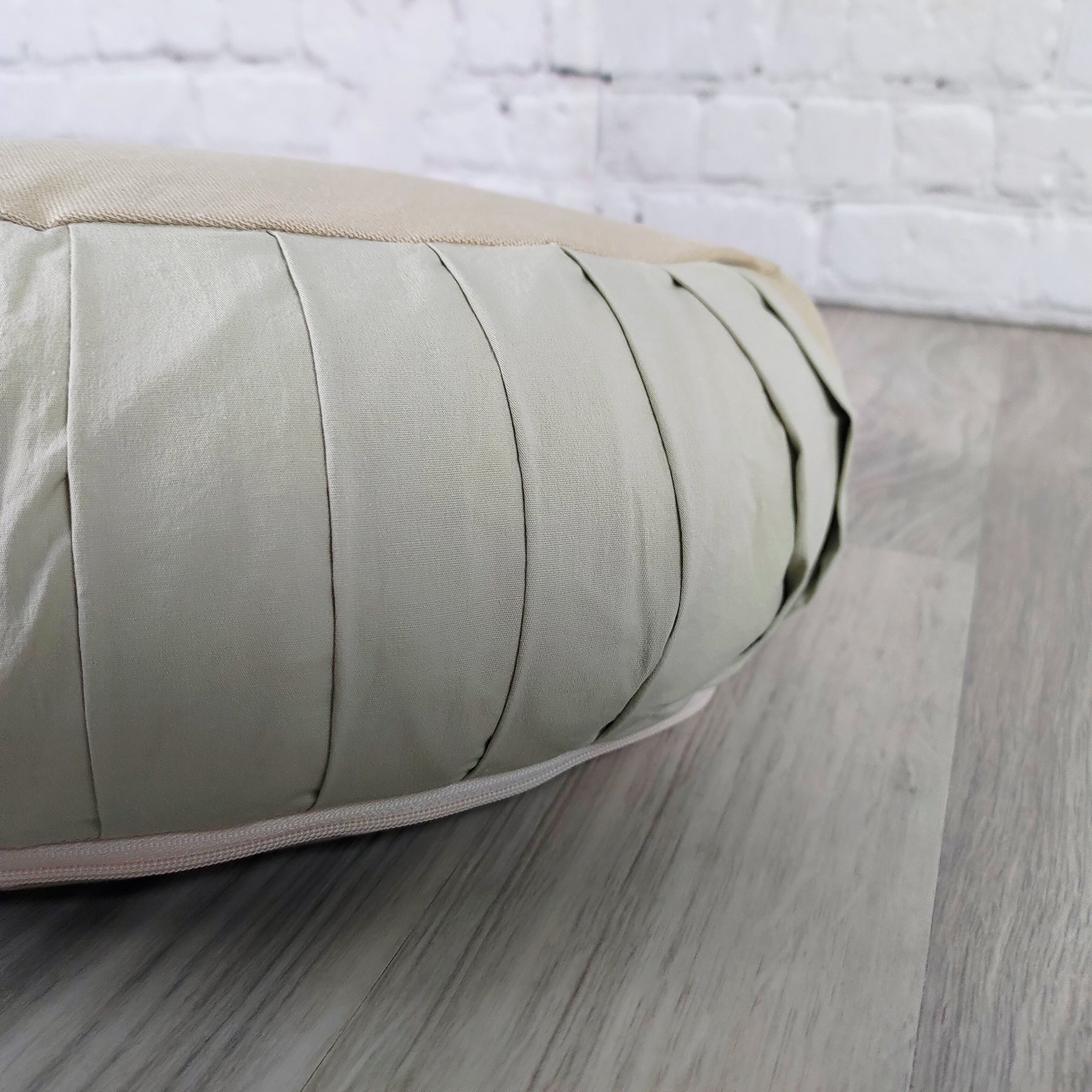 Cuscino Zafu a Mezzaluna naturale chiaro, ideale per supporto lombare e comfort durante la meditazione