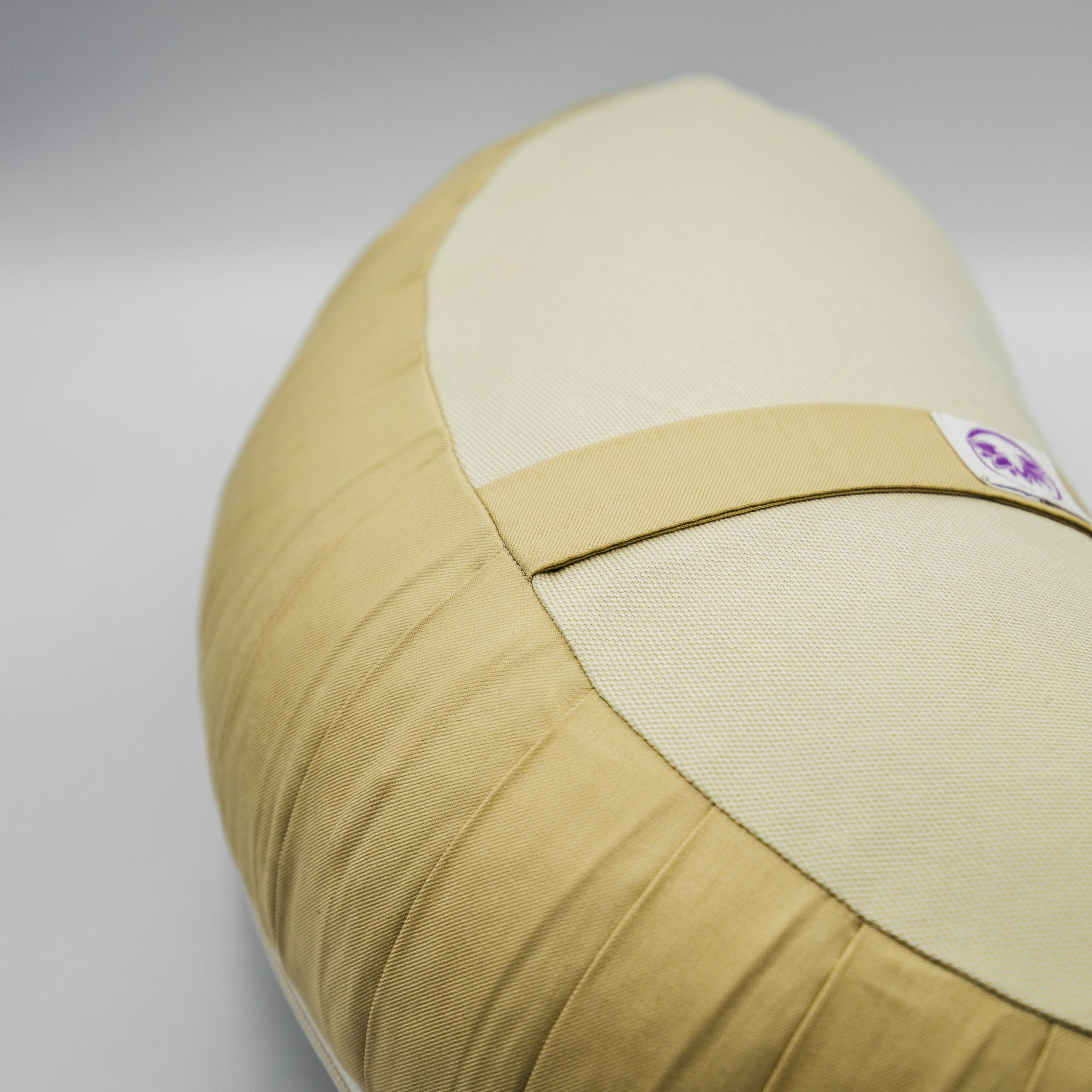 Cuscino Zafu a Mezzaluna naturale chiaro con design ergonomico per supporto lombare e comfort ottimale