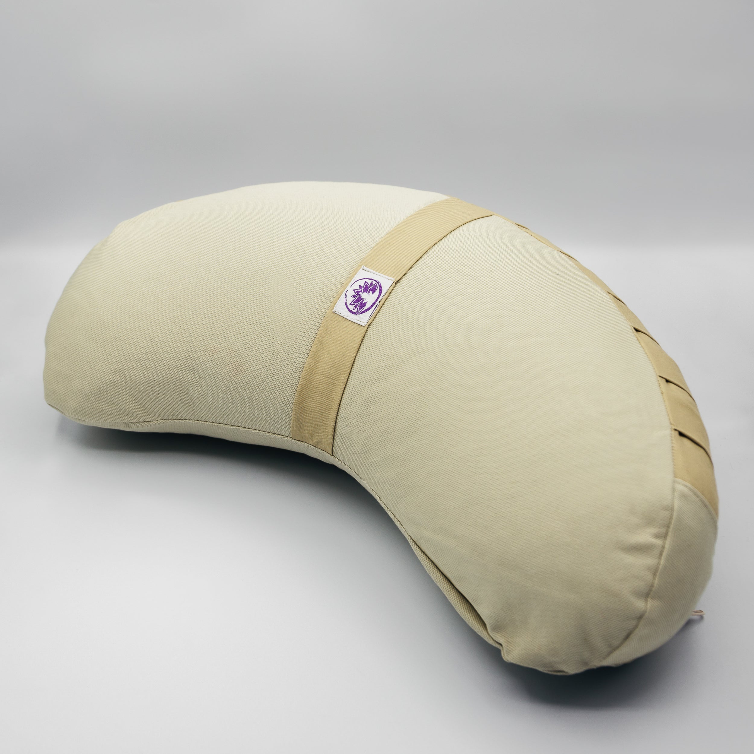 Cuscino Zafu a Mezzaluna naturale chiaro, ideale per il supporto lombare e comfort durante la meditazione.