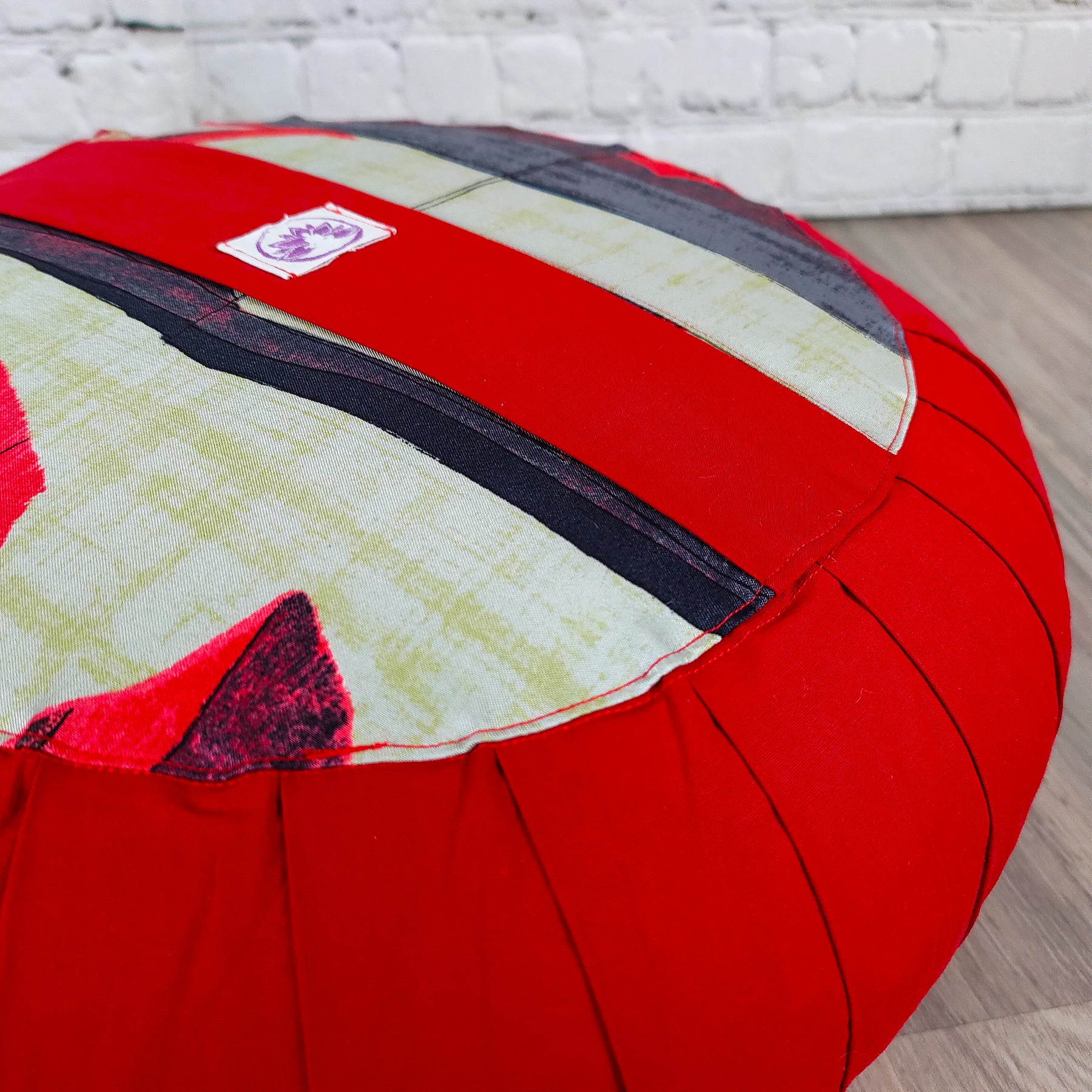 Cuscino Zafu Classico rosso con design unico, ideale per supporto lombare e rilassamento