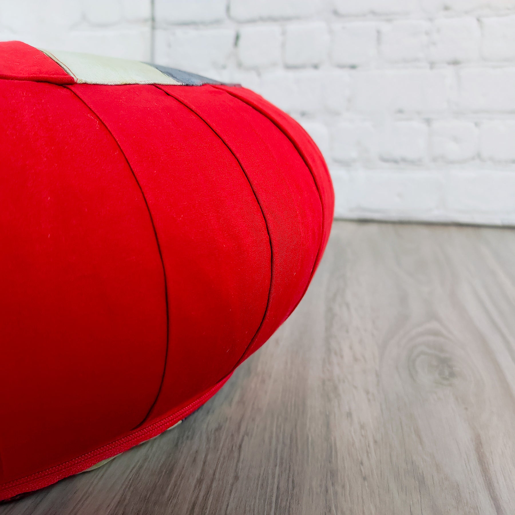 Cuscino Zafu Classico rotondo in rosso, ideale per supporto lombare e comfort posturale