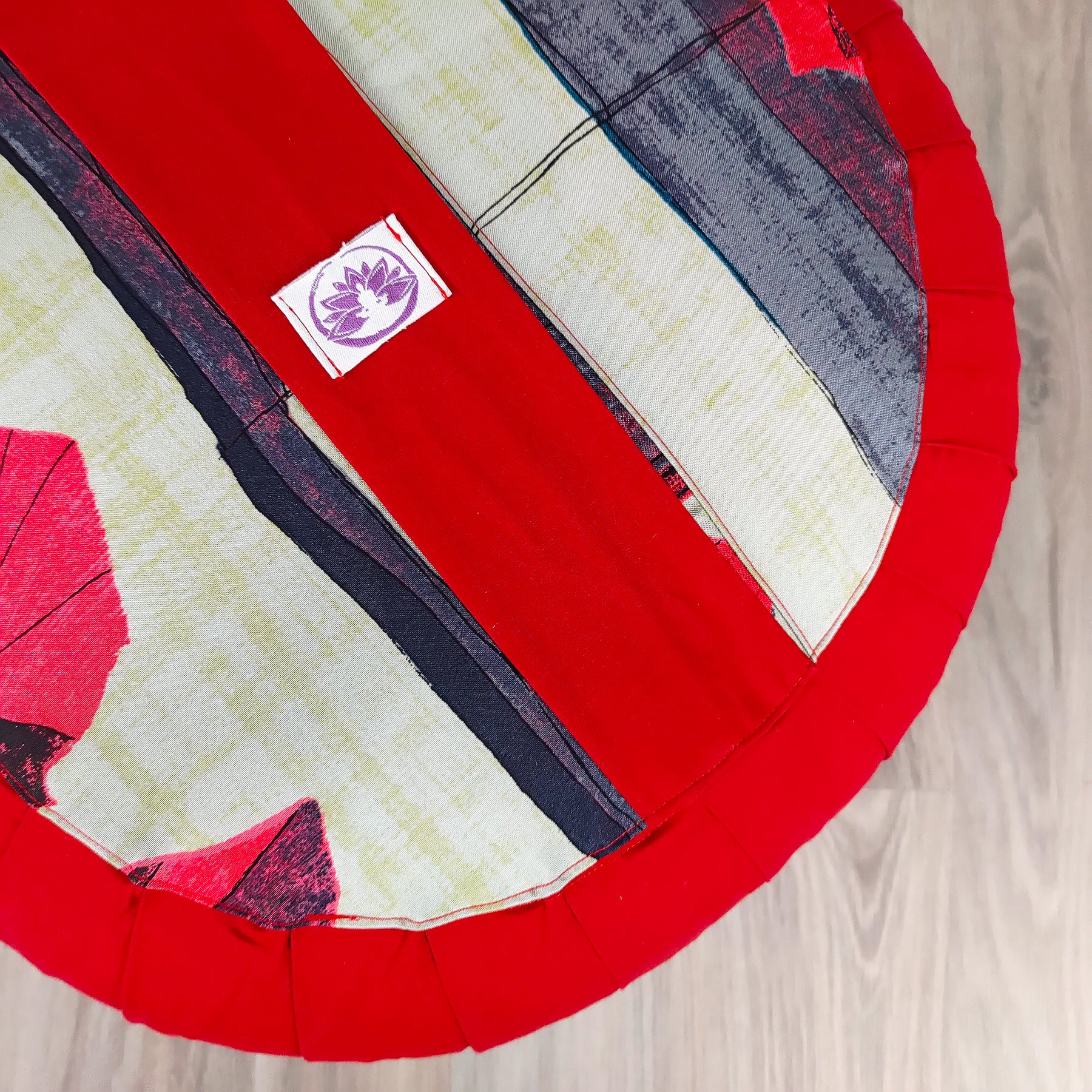 Cuscino Zafu Classico rosso con design moderno per supporto lombare e benessere