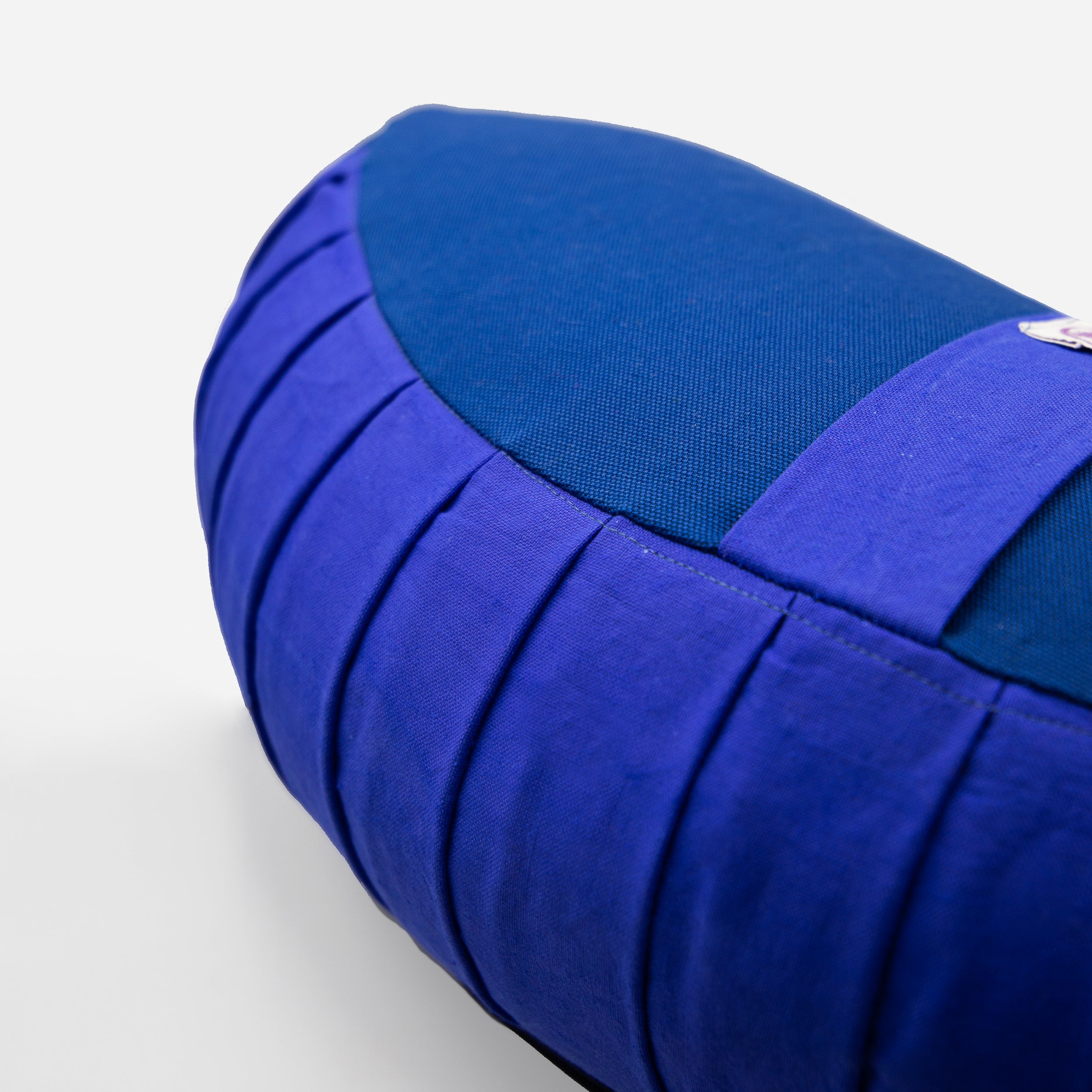Cuscino Zafu a Mezzaluna Blu di Shop Zen, ideale per supporto lombare e comfort durante lo yoga