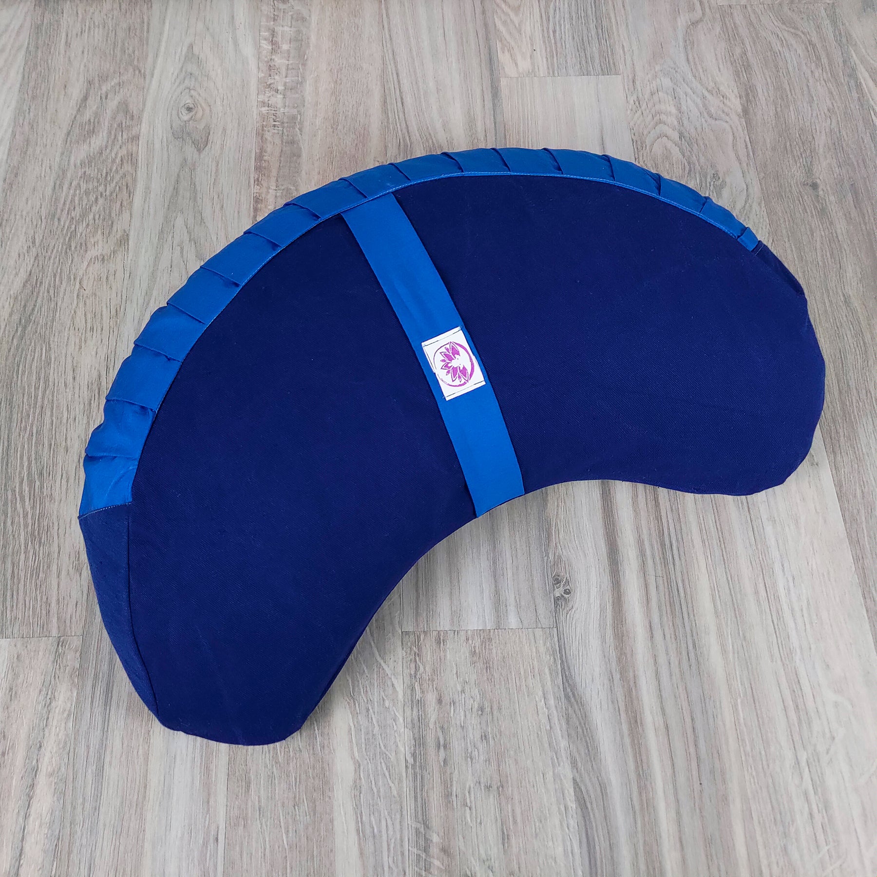 Cuscino Zafu a Mezzaluna Blu di Shop Zen per supporto lombare e comfort nella postura
