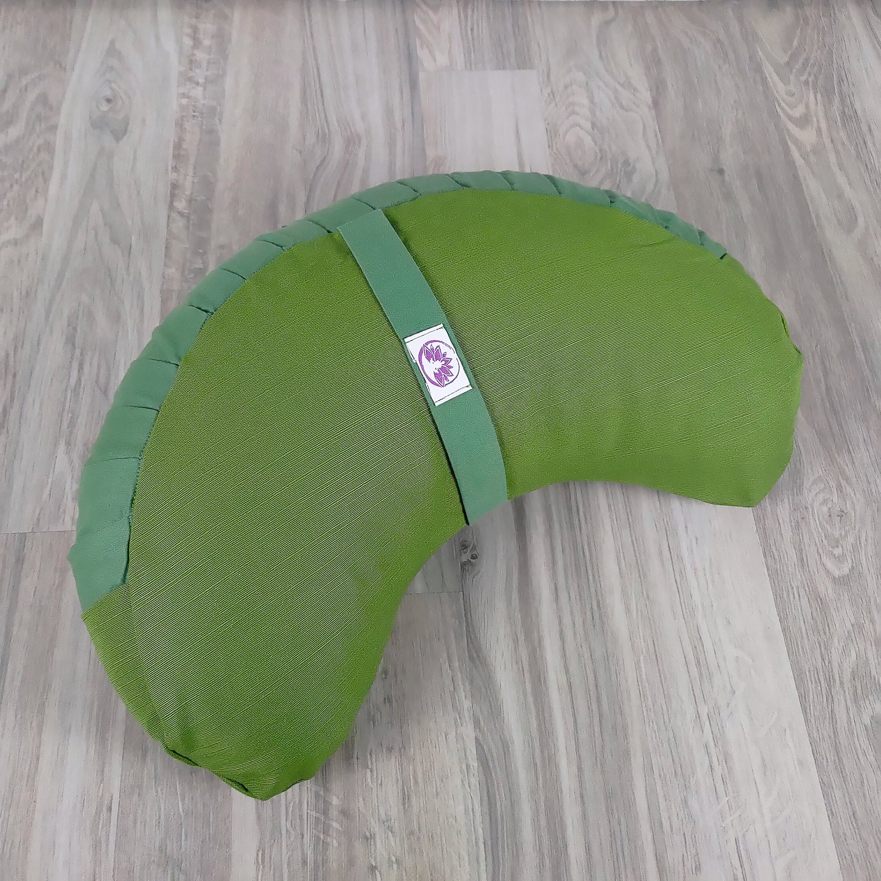 Cuscino Zafu a Mezzaluna verde per supporto lombare e comfort durante la meditazione