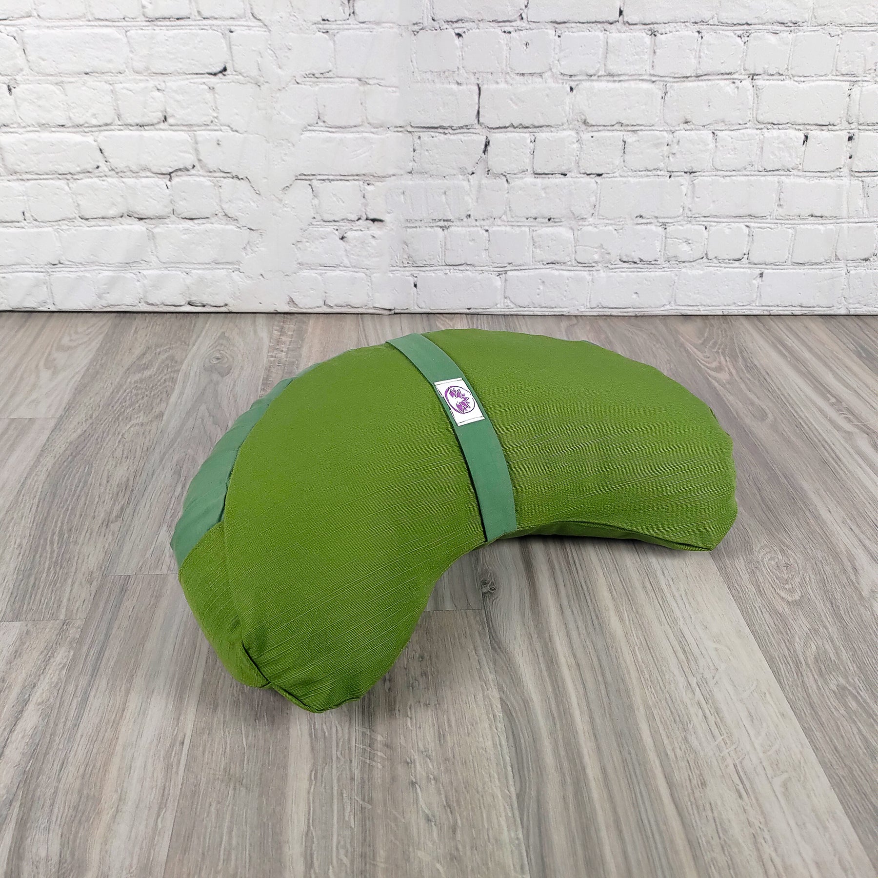 Cuscino Zafu a Mezzaluna verde di Shop Zen per supporto lombare e comfort durante la meditazione