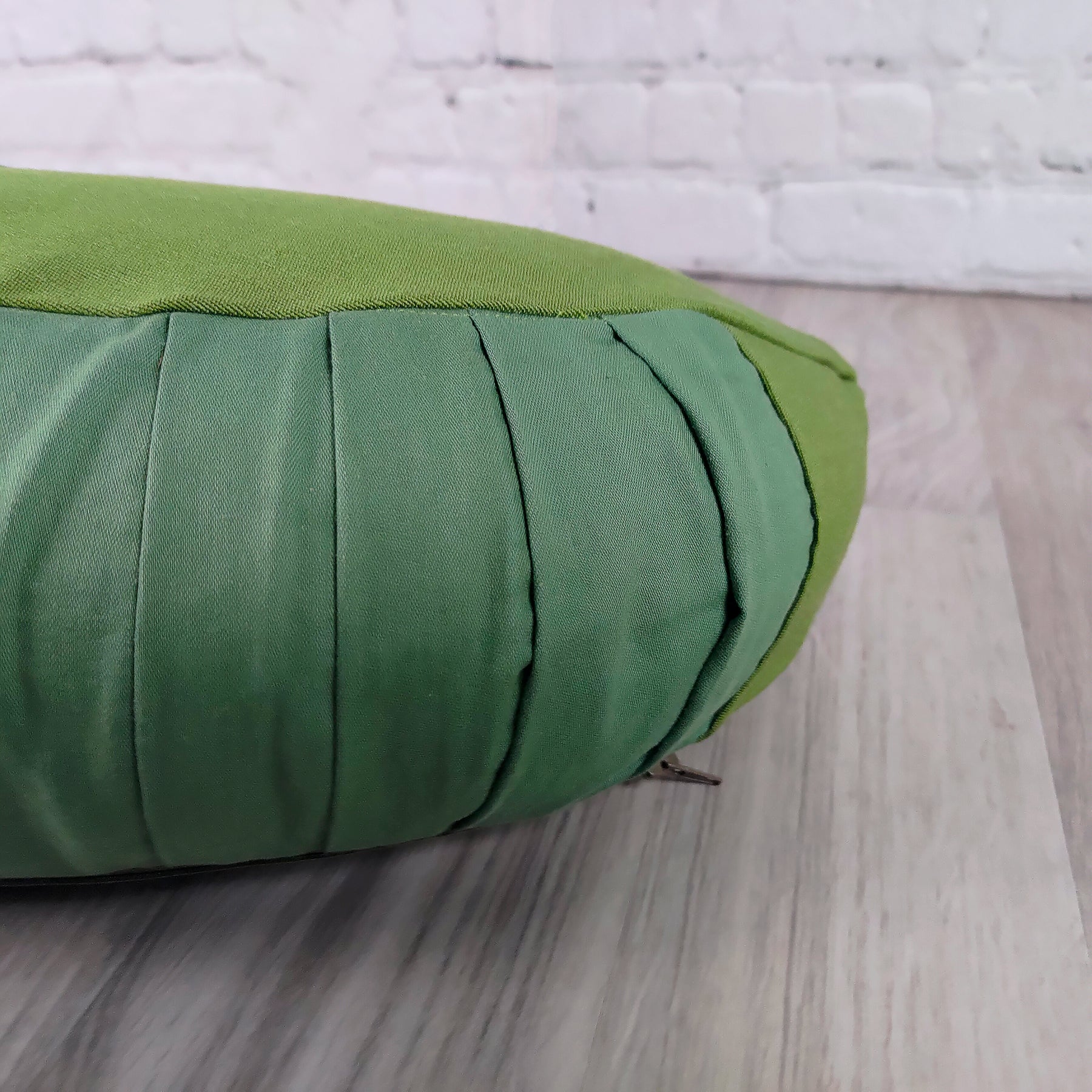 Cuscino Zafu a Mezzaluna verde di Shop Zen, ideale per supporto lombare e comfort durante la meditazione