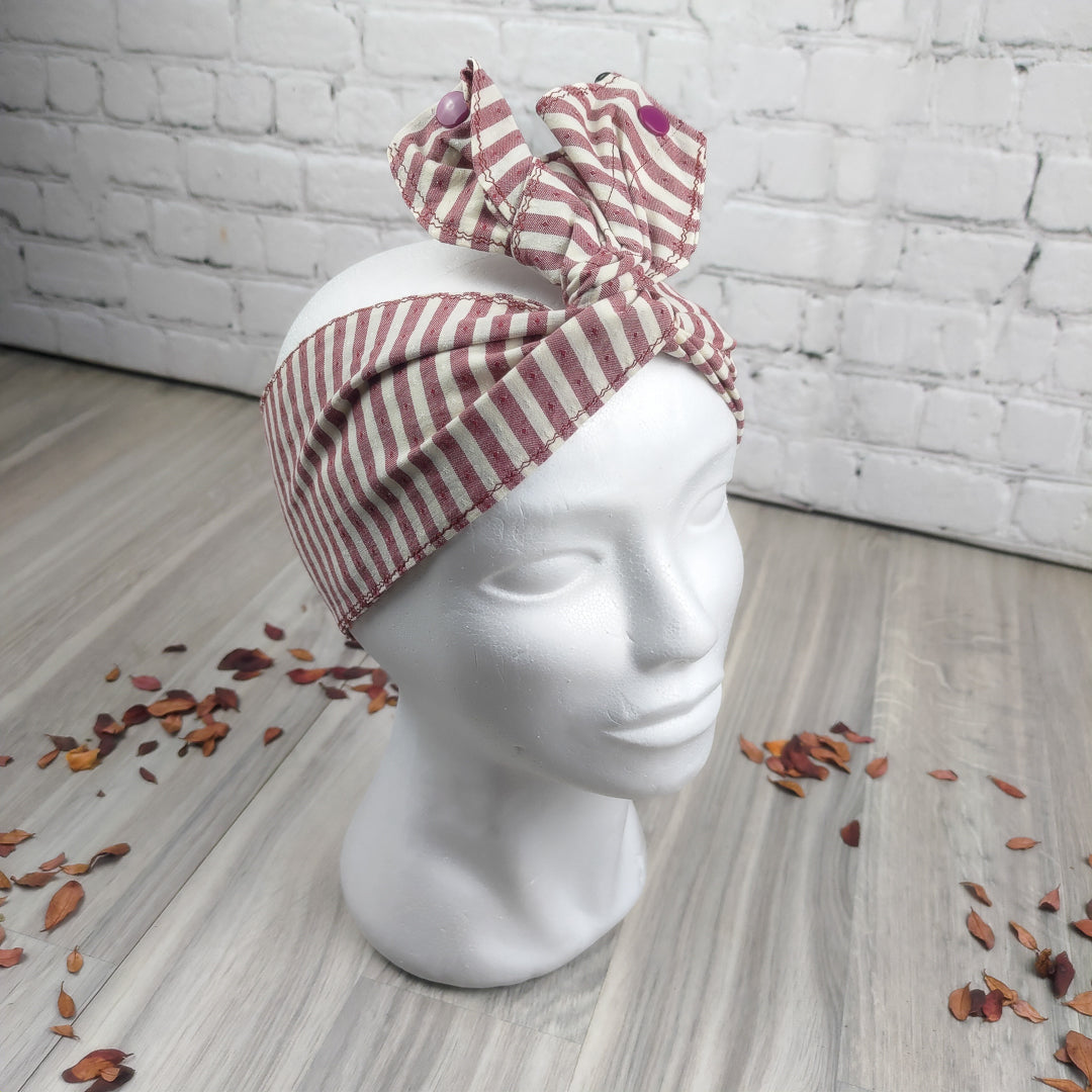 Fascia capelli con ferretto a righe in tessuto morbido, ideale per un look trendy