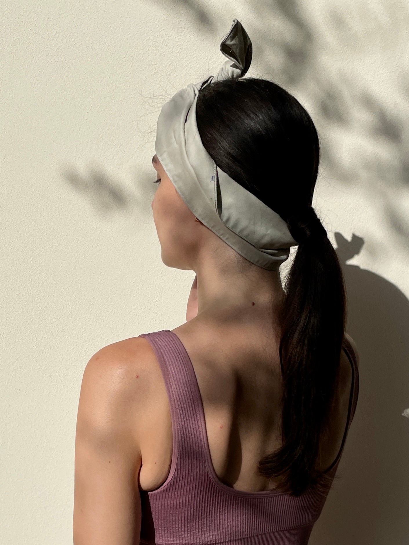 Fascia capelli con ferretto di colore beige, indossata da una donna con capelli lunghi