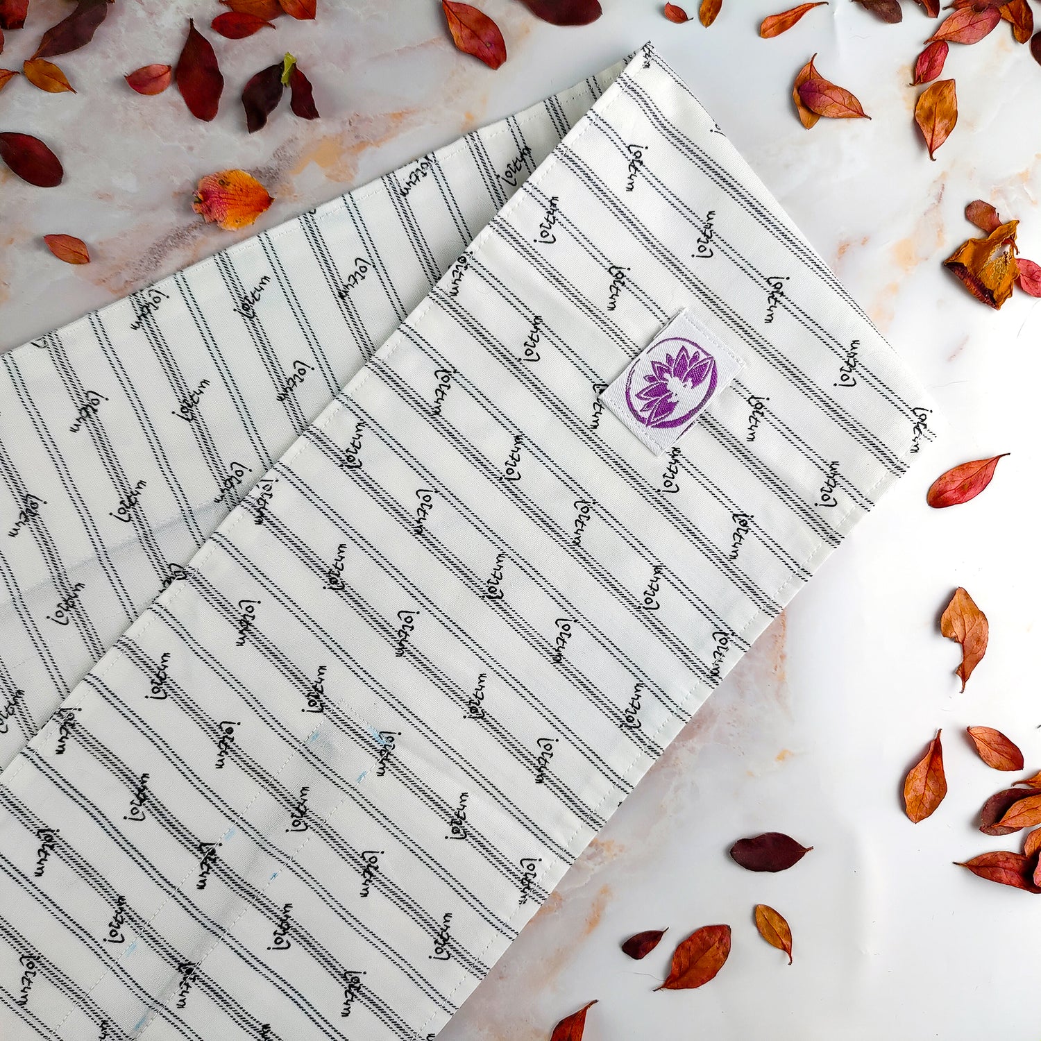 Fascia capelli con ferretto Shop Zen con design elegante su sfondo bianco, ideale per ogni occasione