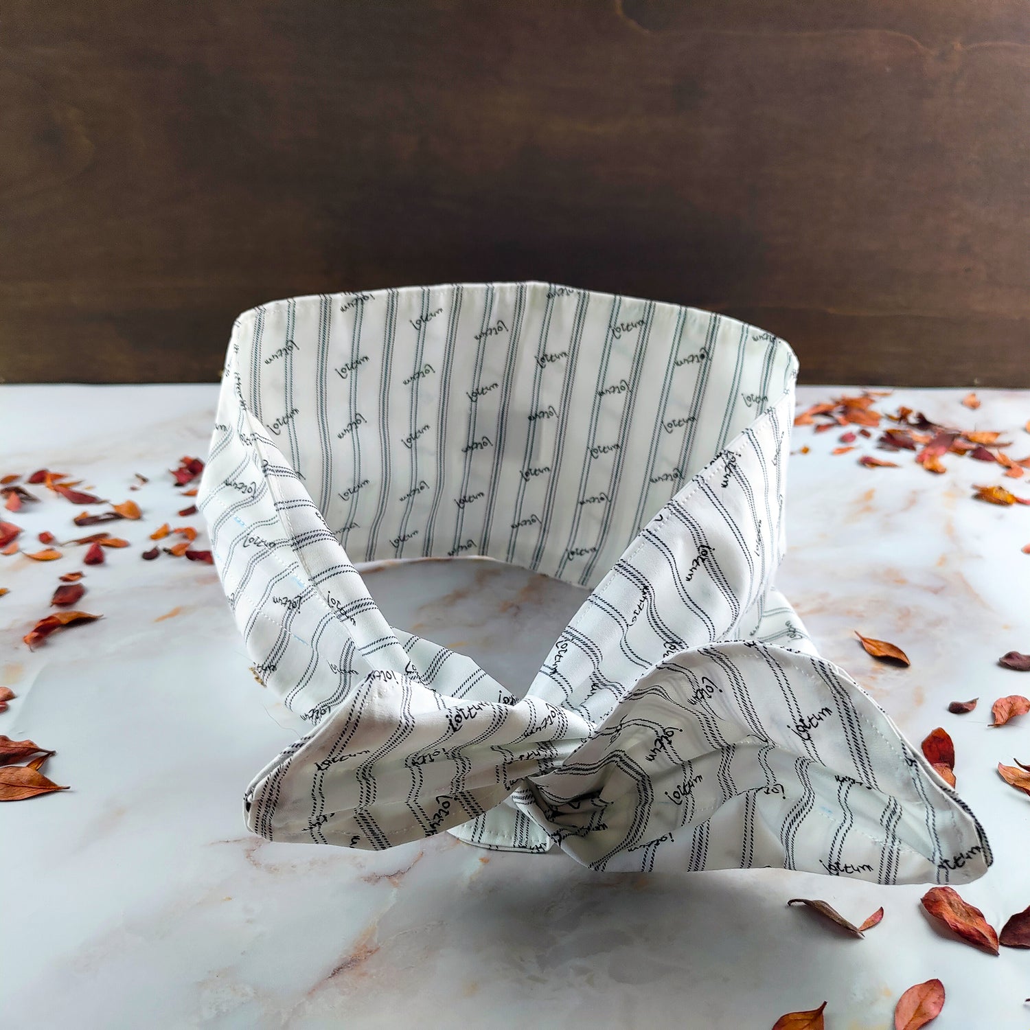 Fascia capelli con ferretto a righe bianche e nere, ideale per acconciature eleganti e casual