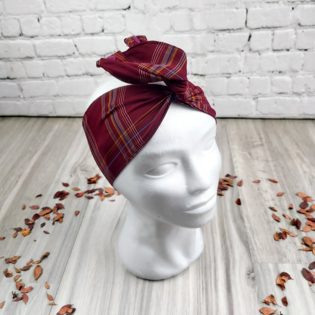 Fascia capelli con ferretto tartan in rosso e blu, perfetta per un look elegante e alla moda