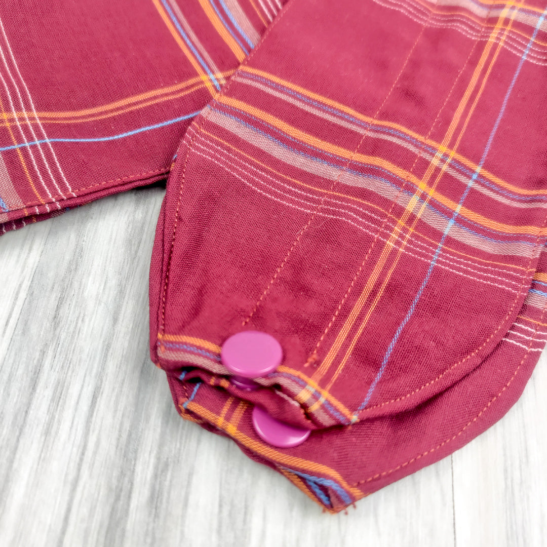 Fascia capelli con ferretto tartan in rosso e blu, perfetta per un look elegante e trendy