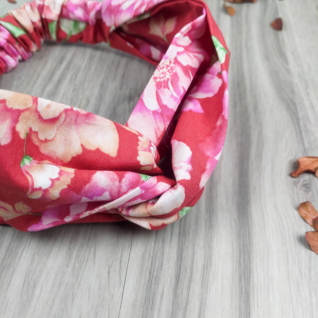 Fascia capelli elastica floreale in rosso con motivi a fiori per un look elegante e trendy