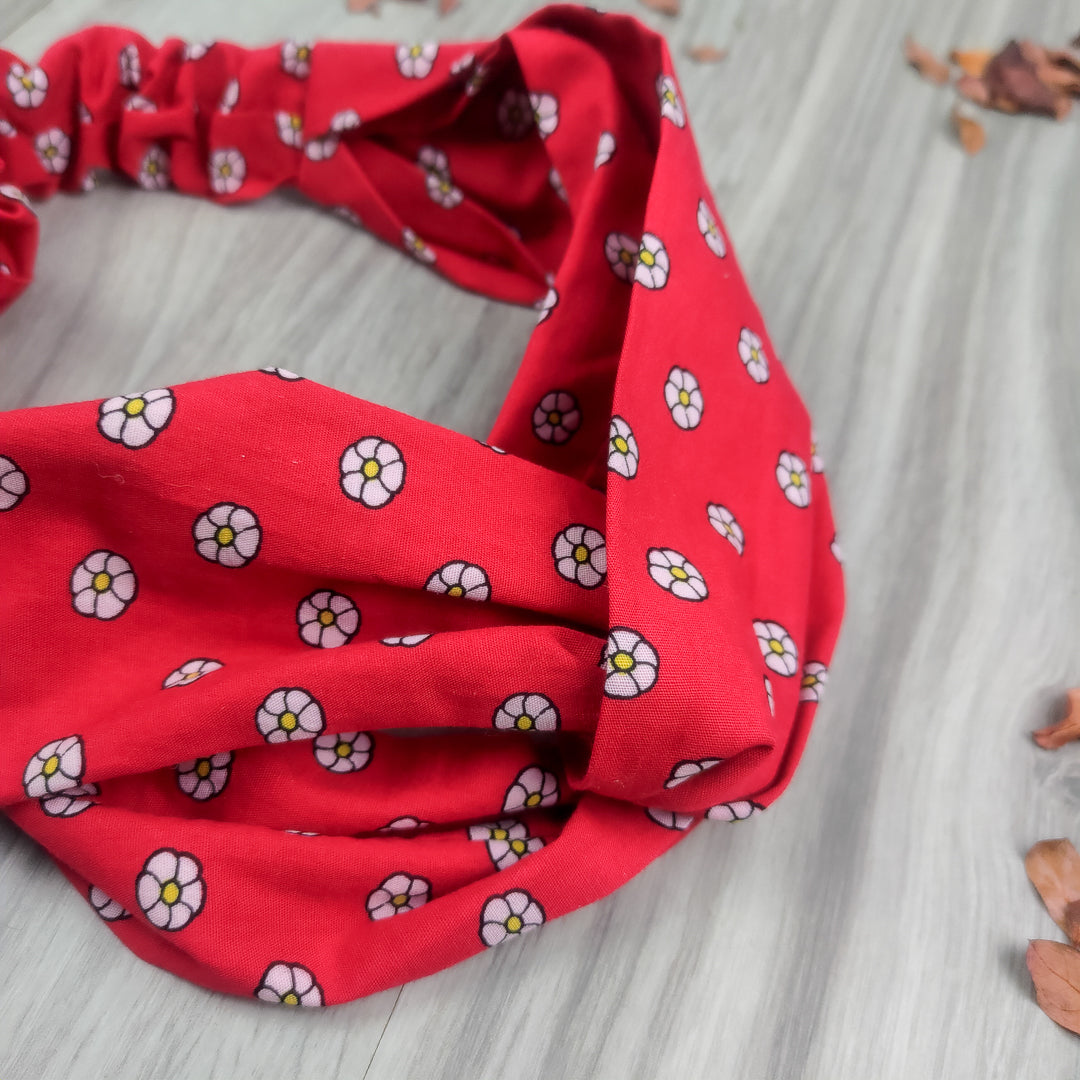 Fascia capelli elastica millefiori rossa con motivi floreali per un look elegante e vivace