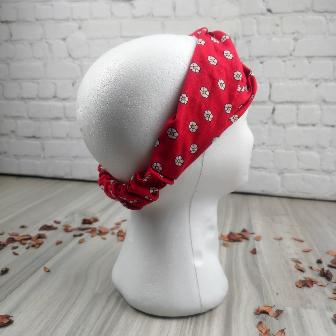 Fascia capelli elastica millefiori rossa con fiori bianchi, ideale per un look alla moda