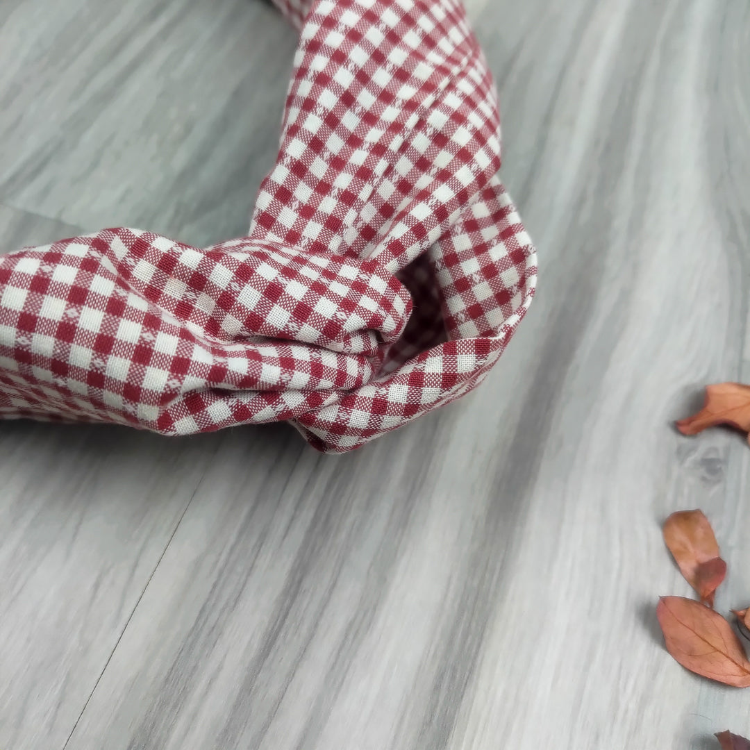 Fascia capelli elastica vichy in tessuto a quadretti rossi e bianchi per un look trendy