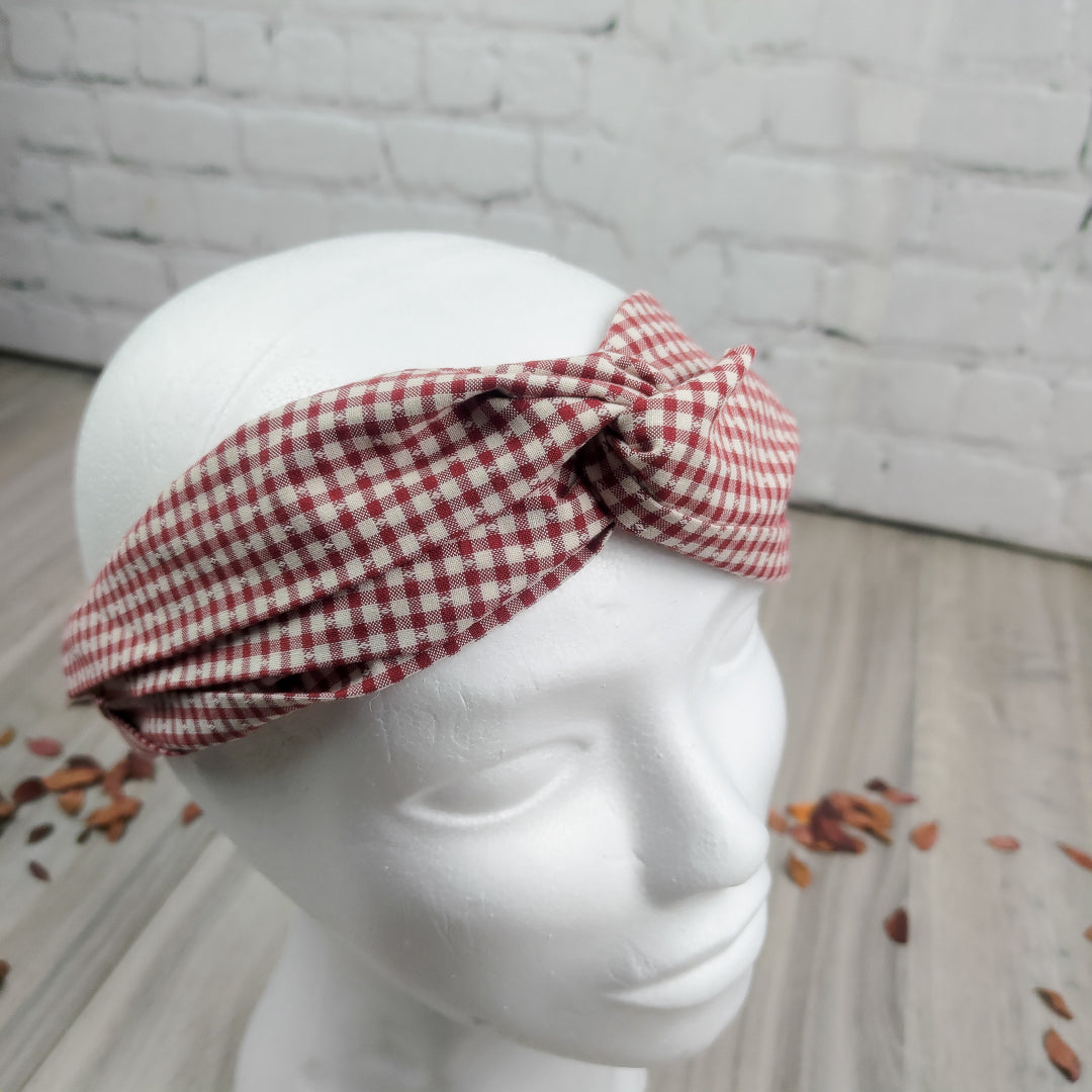 Fascia capelli elastica vichy in rosso e bianco con nodo per un look elegante