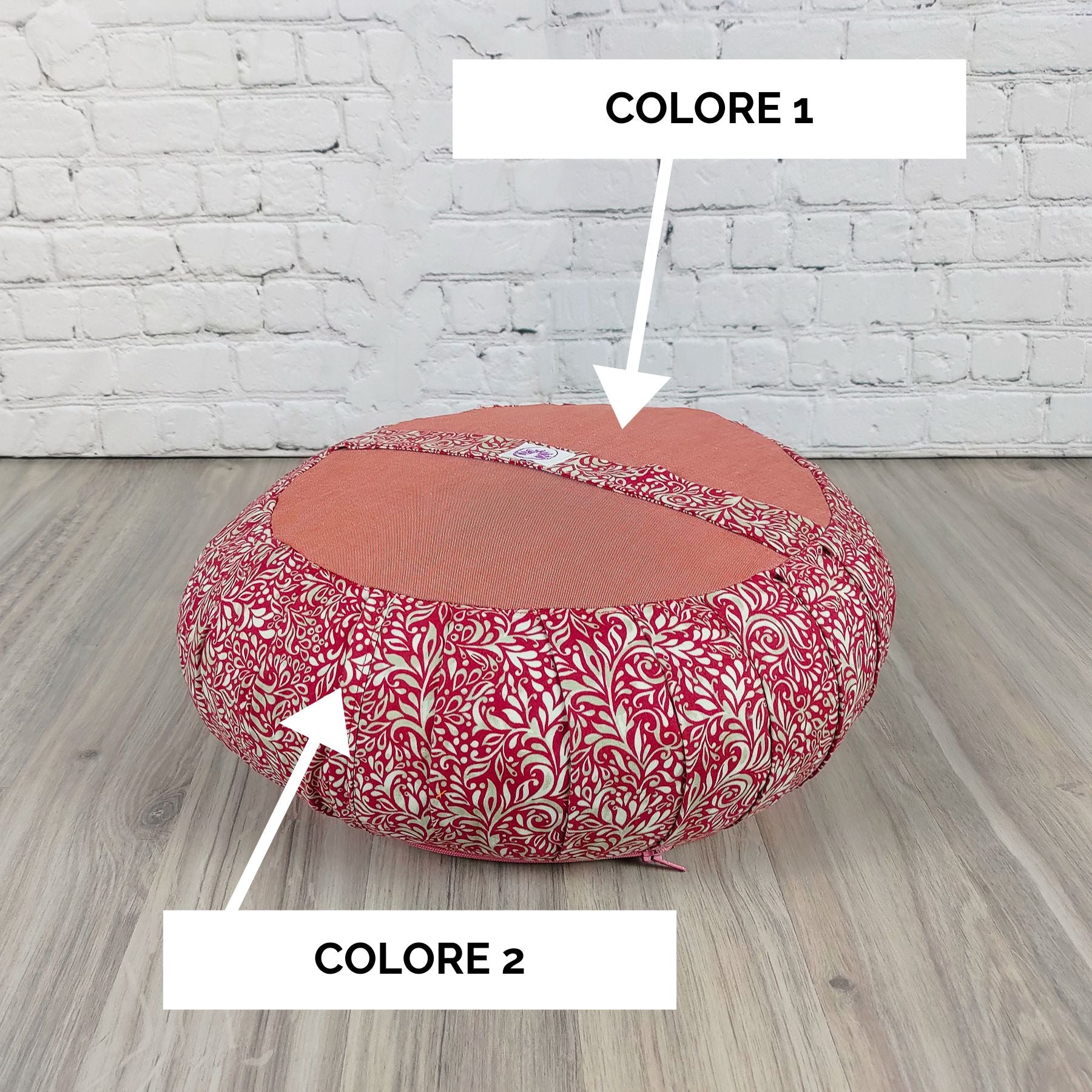 Fodera zafu personalizzata con motivo floreale in rosso e dettagli arancioni per meditazione