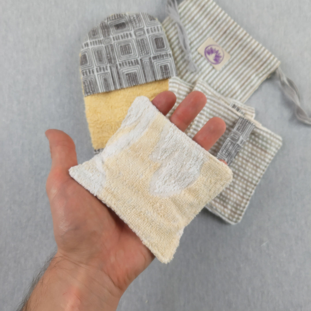 Kit scrub corpo con spugne e guanti in vari materiali per una pelle liscia e morbida