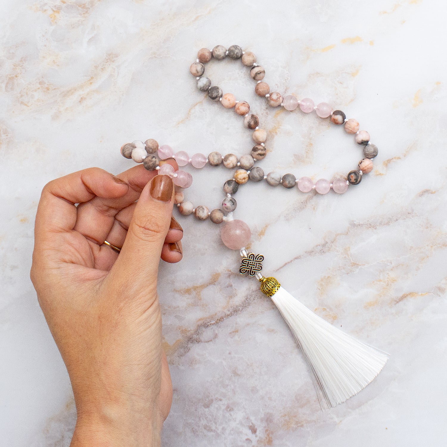 Collana mala 54 grani con perle di quarzo rosa e ciondolo a nappina bianca per meditazione