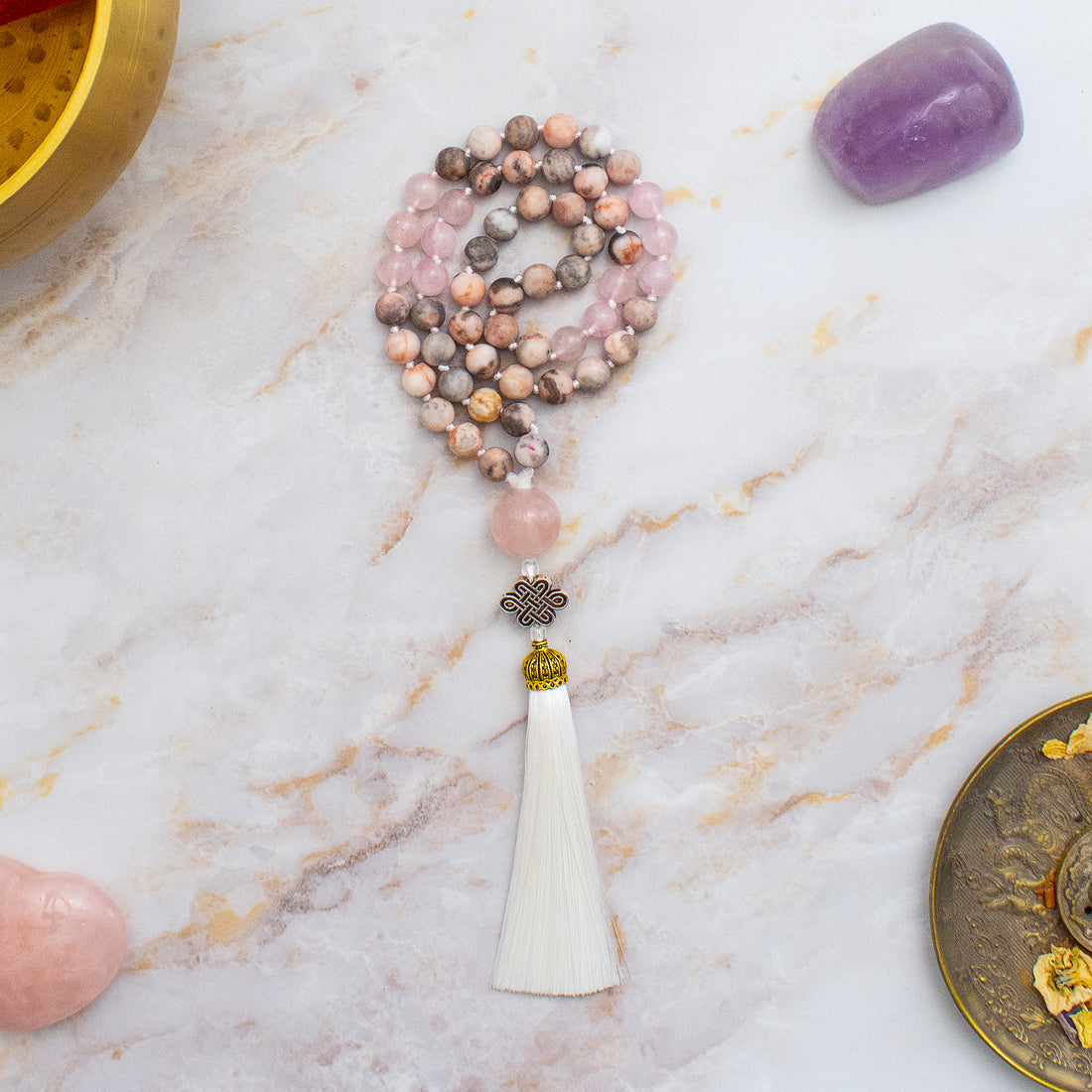 Collana mala 54 grani in rosa e beige con pompon bianco, ideale per meditazione e spiritualità