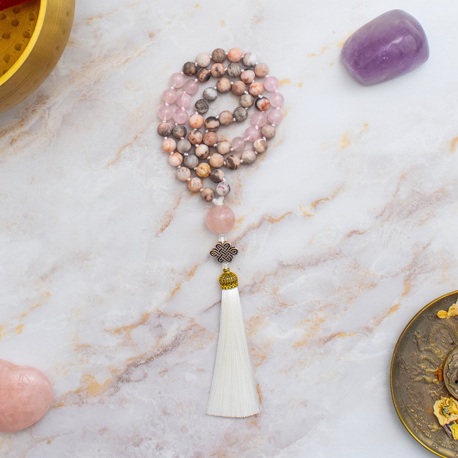 Collana mala 54 grani in rosa e beige con pompon bianco, ideale per meditazione e spiritualità