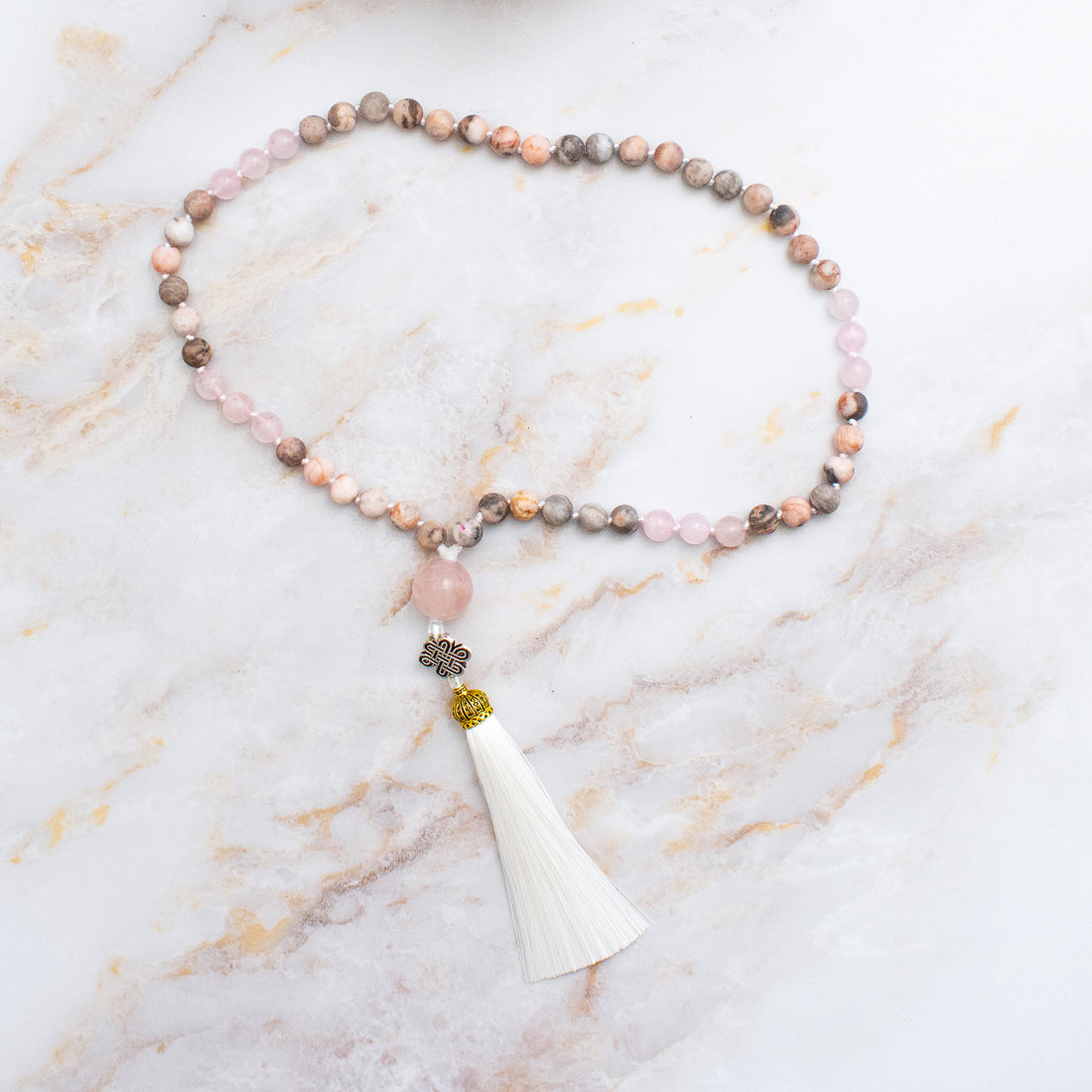 Collana mala 54 grani in pietre naturali con pendente in cotone bianco elegante