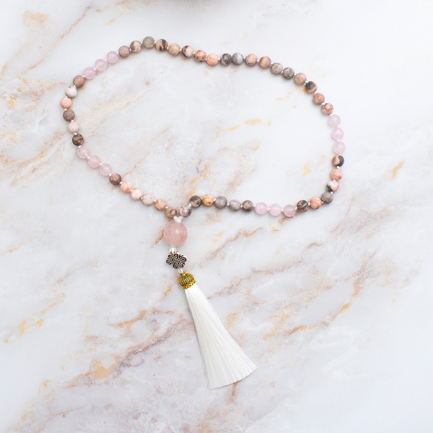 Collana mala 54 grani in pietre naturali con pendente in cotone bianco elegante