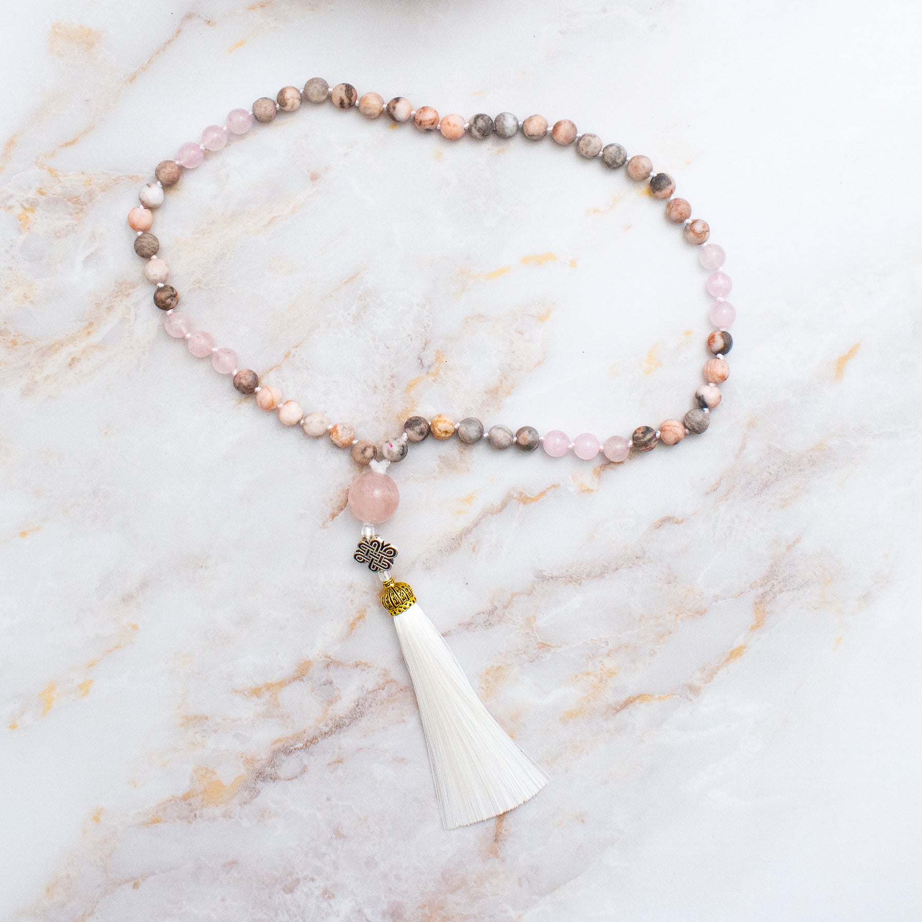 Collana mala 54 grani in pietre naturali con pendente in cotone bianco elegante